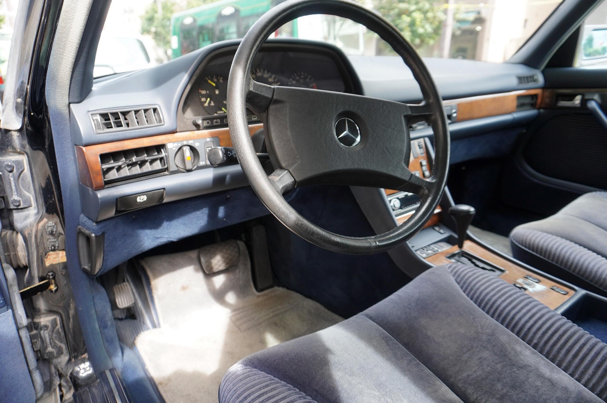 Mercedes Benz 560SEL (photo: 8)