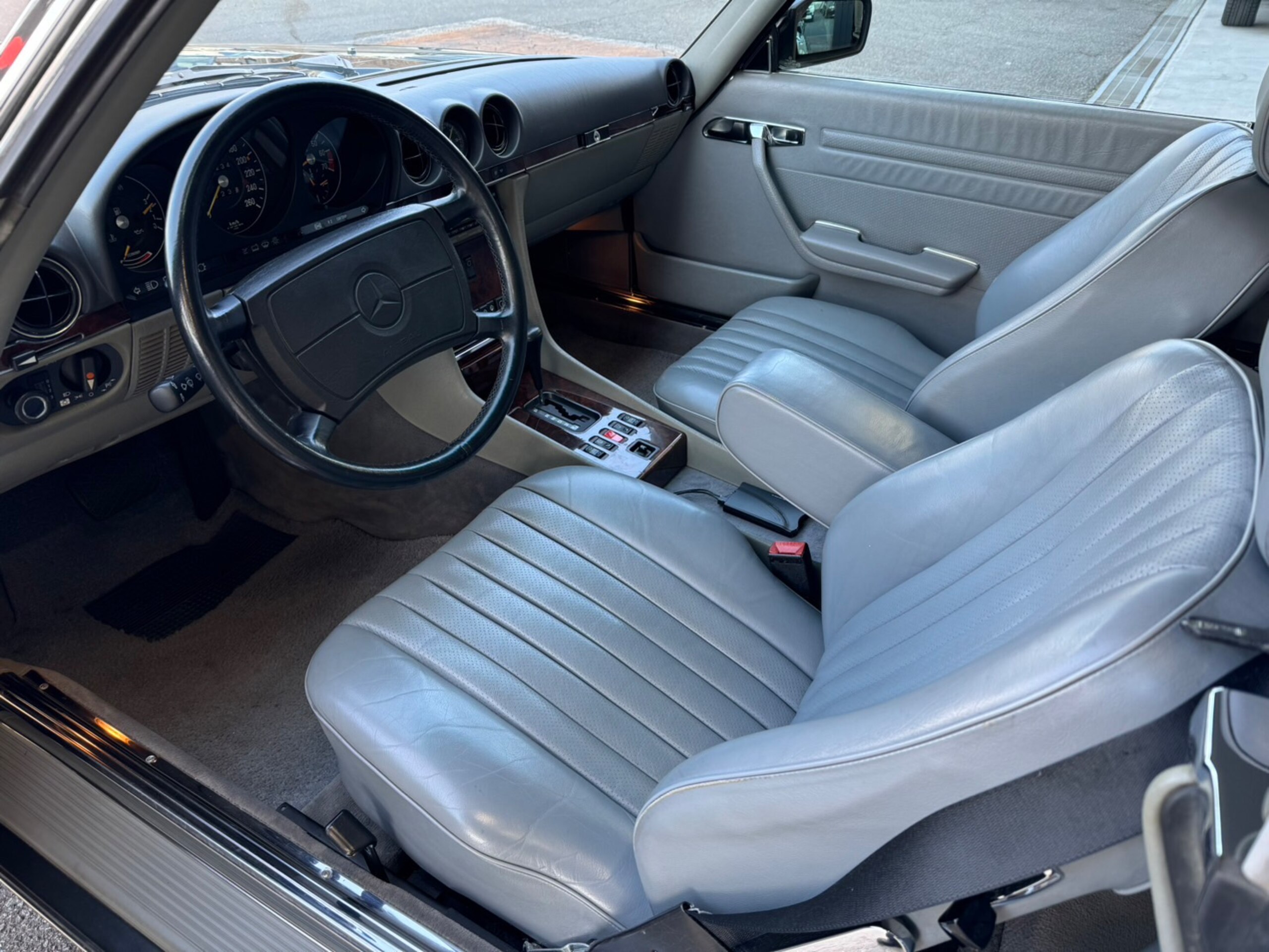 Mercedes Benz SL560 (photo: 8)
