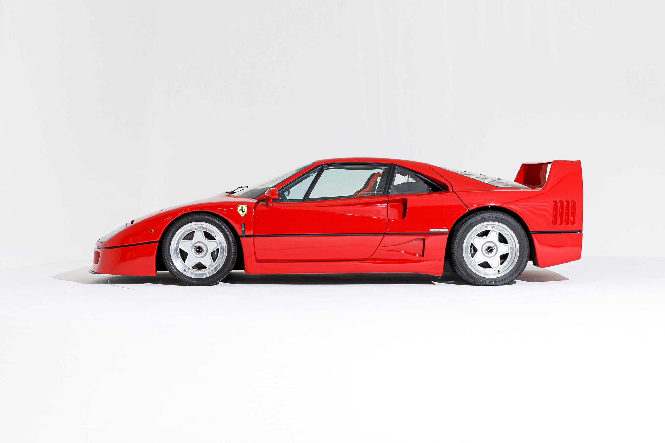 Ferrari F40 (photo: 2)