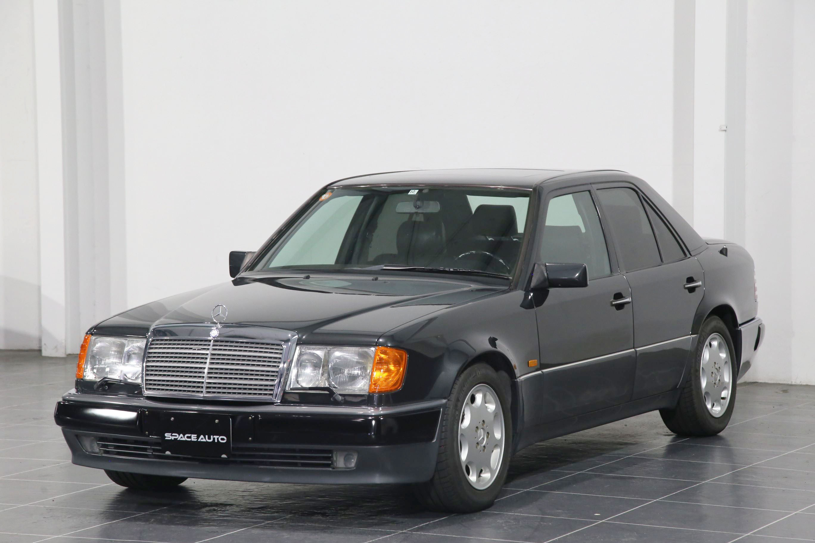 Mercedes Benz 500E (photo: 2)