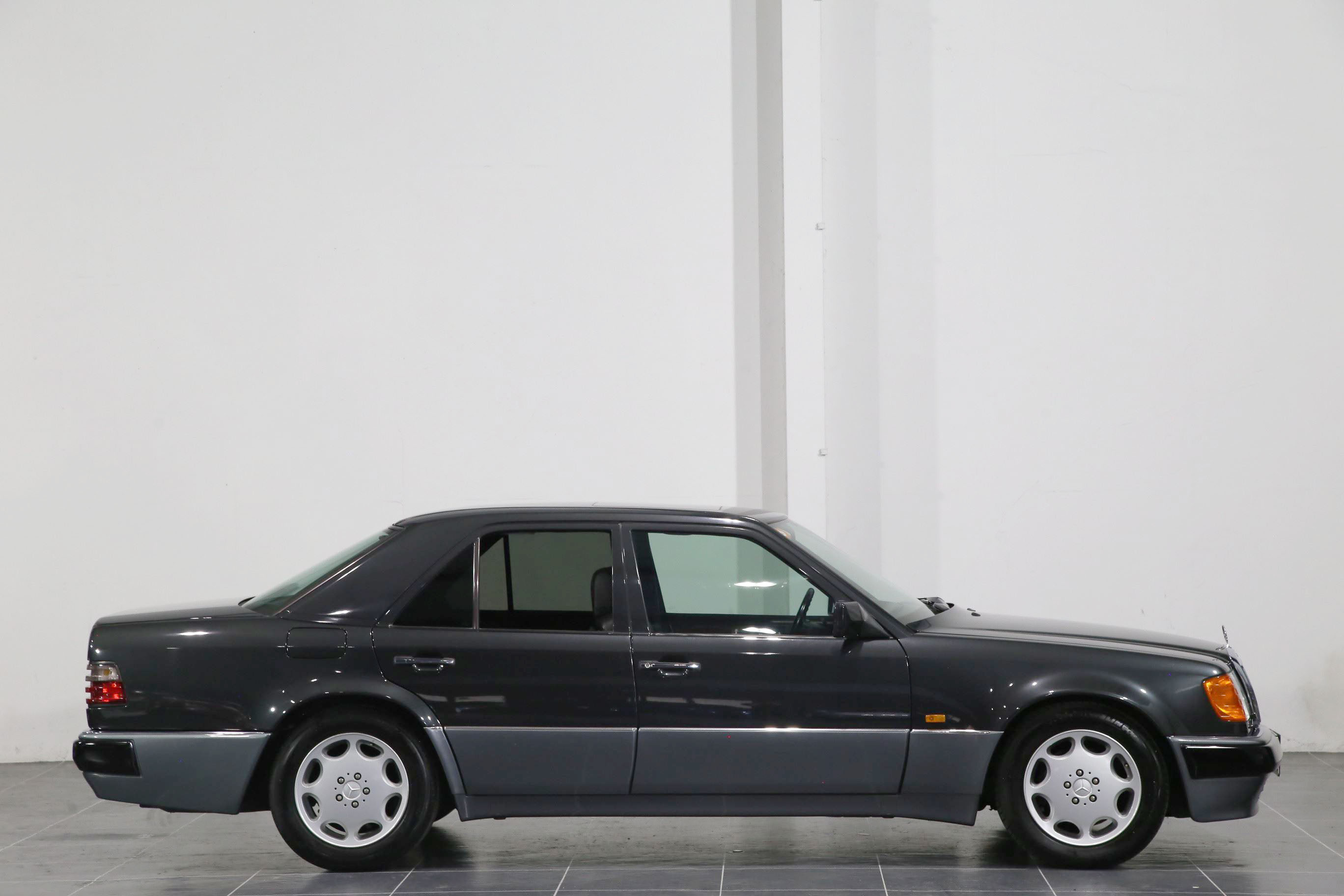 Mercedes Benz 500E (photo: 5)