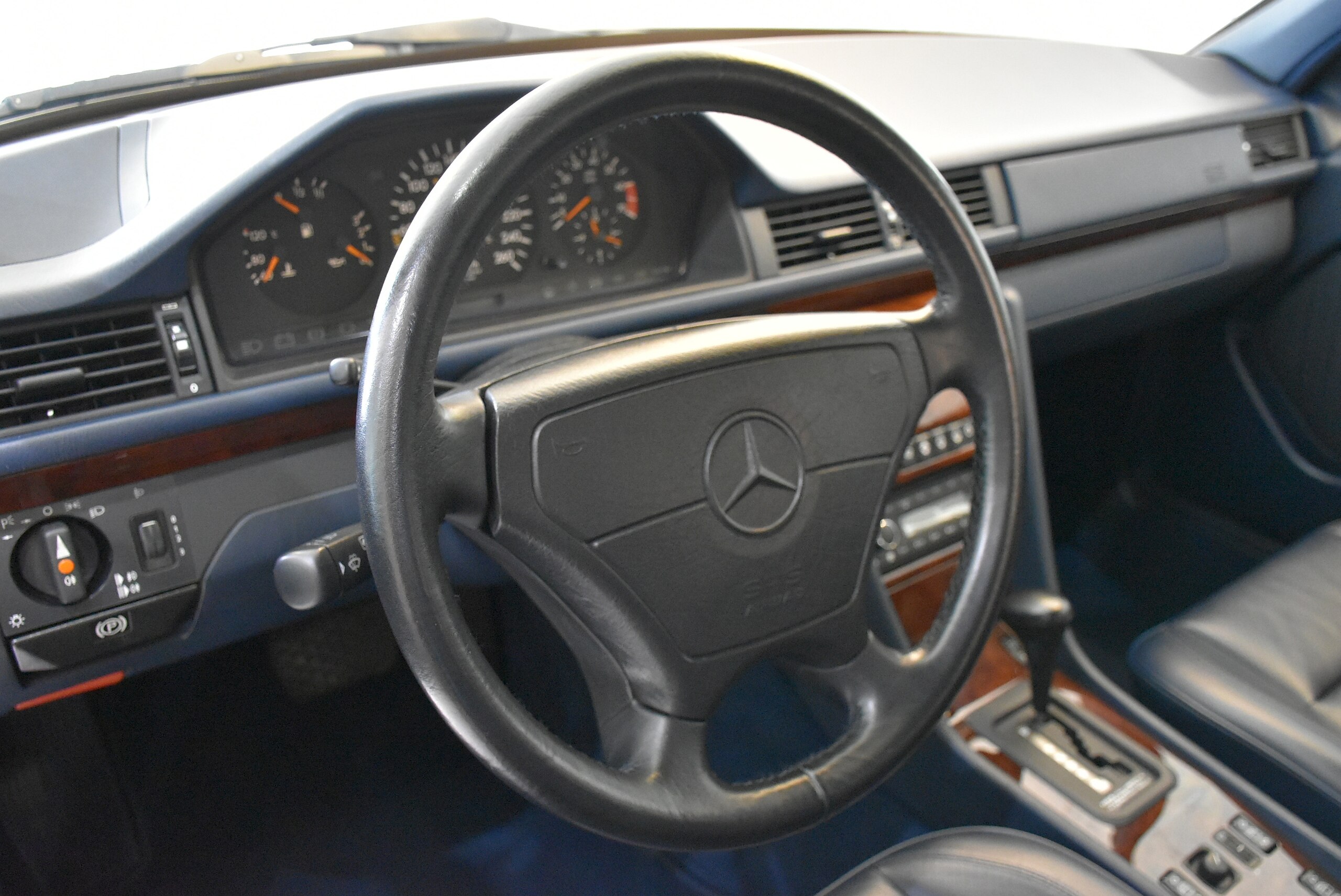 Mercedes Benz 500E (photo: 6)