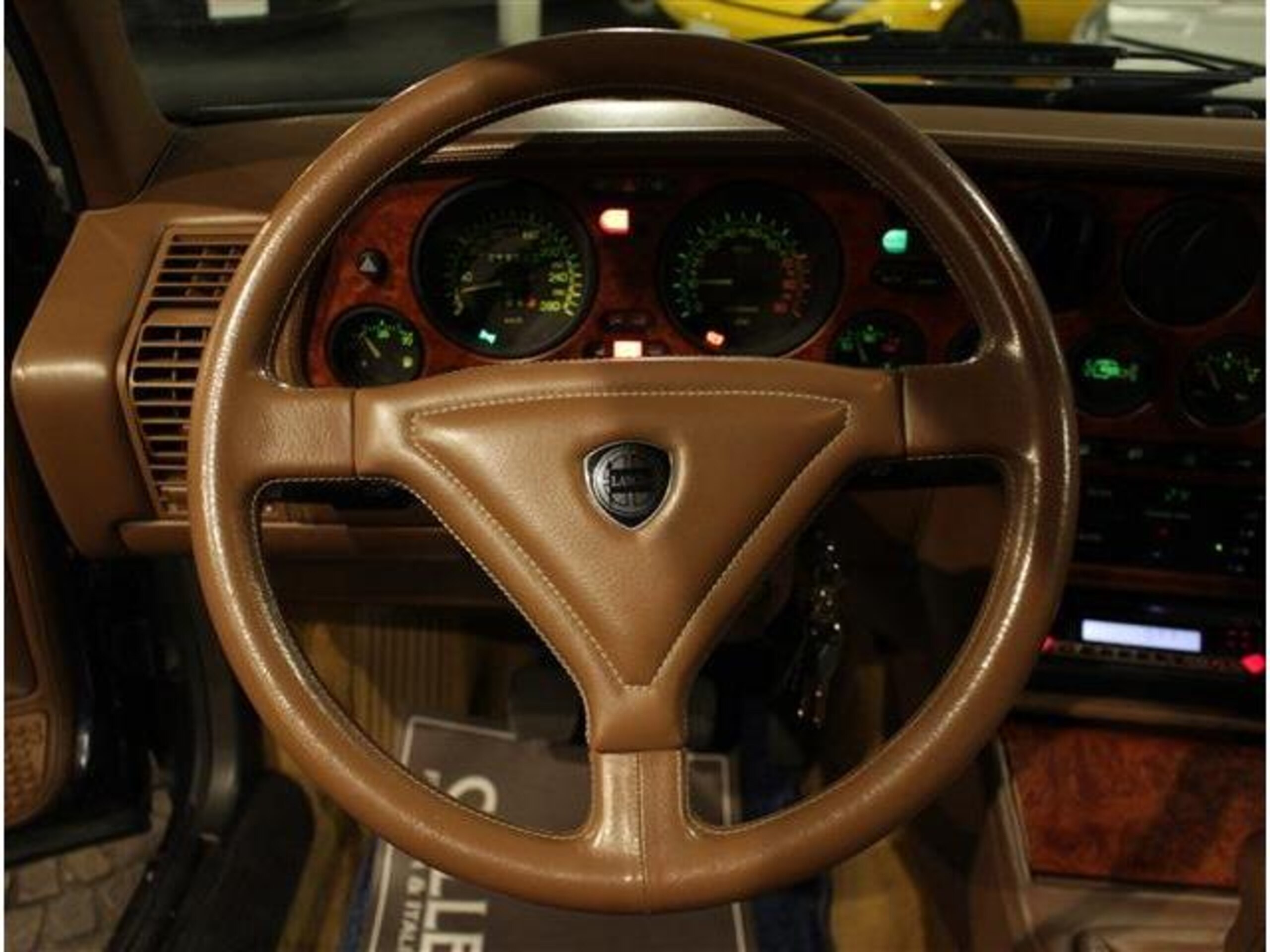 Lancia Thema 8.32 (photo: 8)