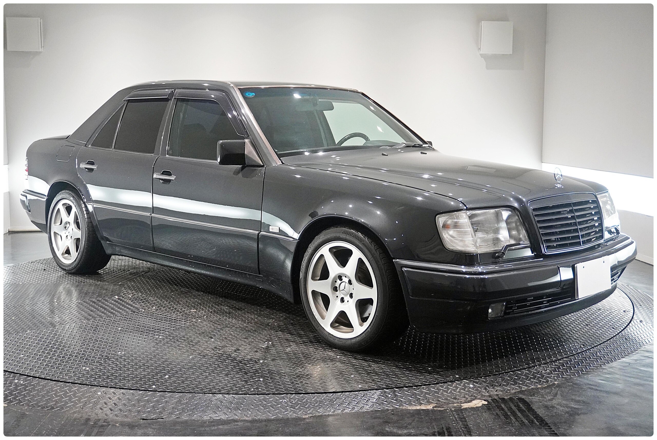 Mercedes Benz 500E (photo: 2)