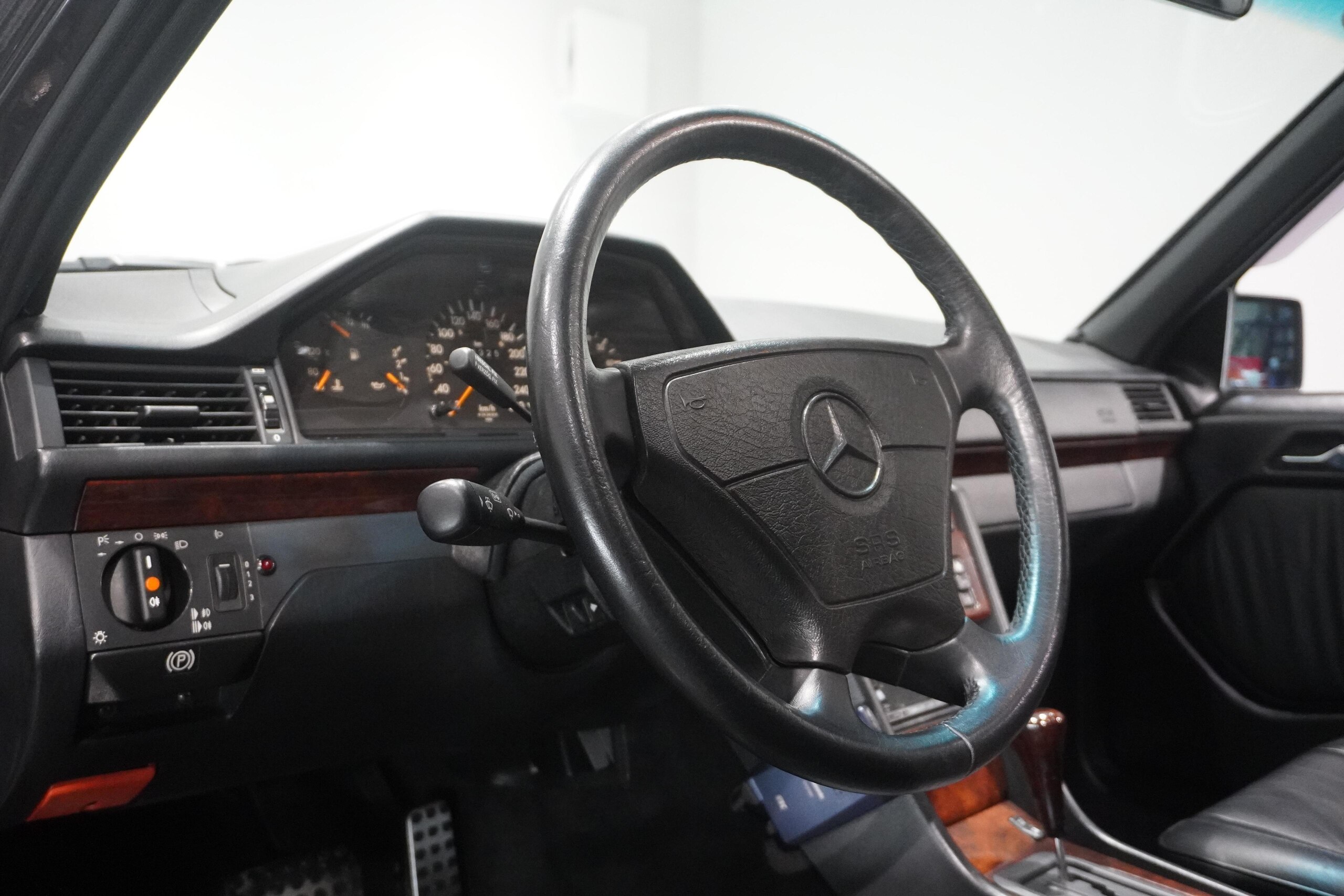 Mercedes Benz 500E (photo: 9)