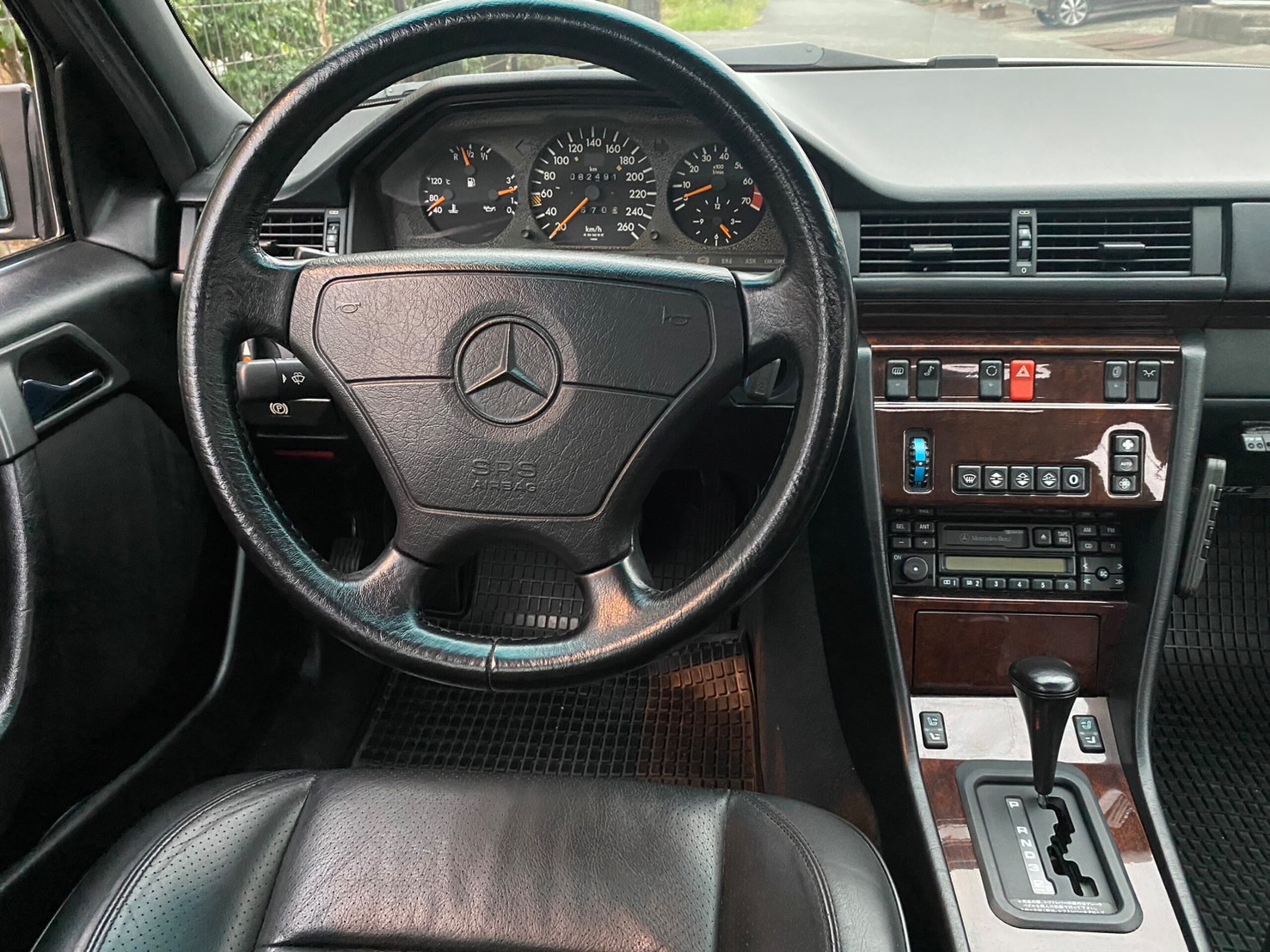 Mercedes Benz E500 (photo: 12)