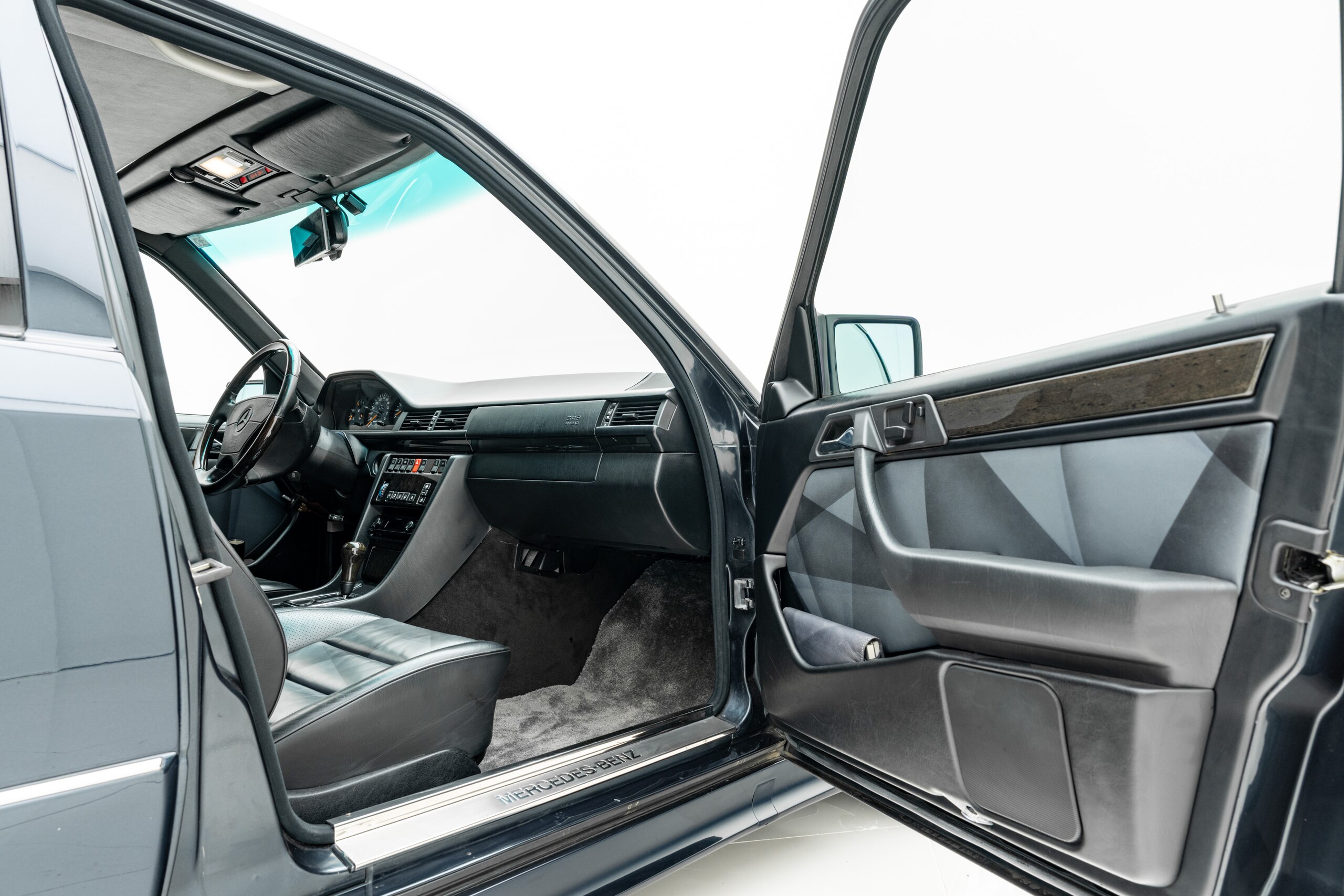Mercedes Benz 500E (photo: 15)