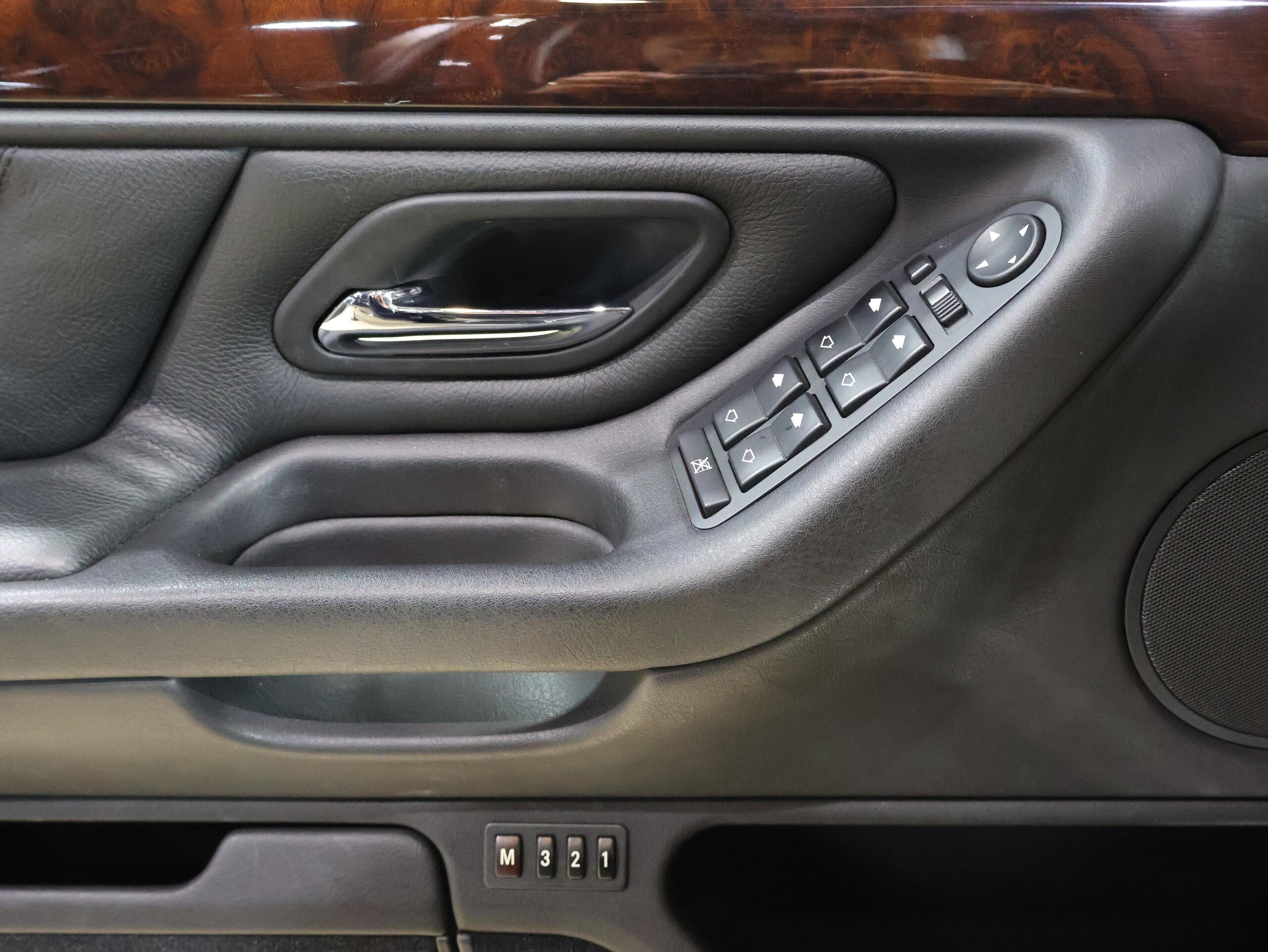 BMW 735i (photo: 8)