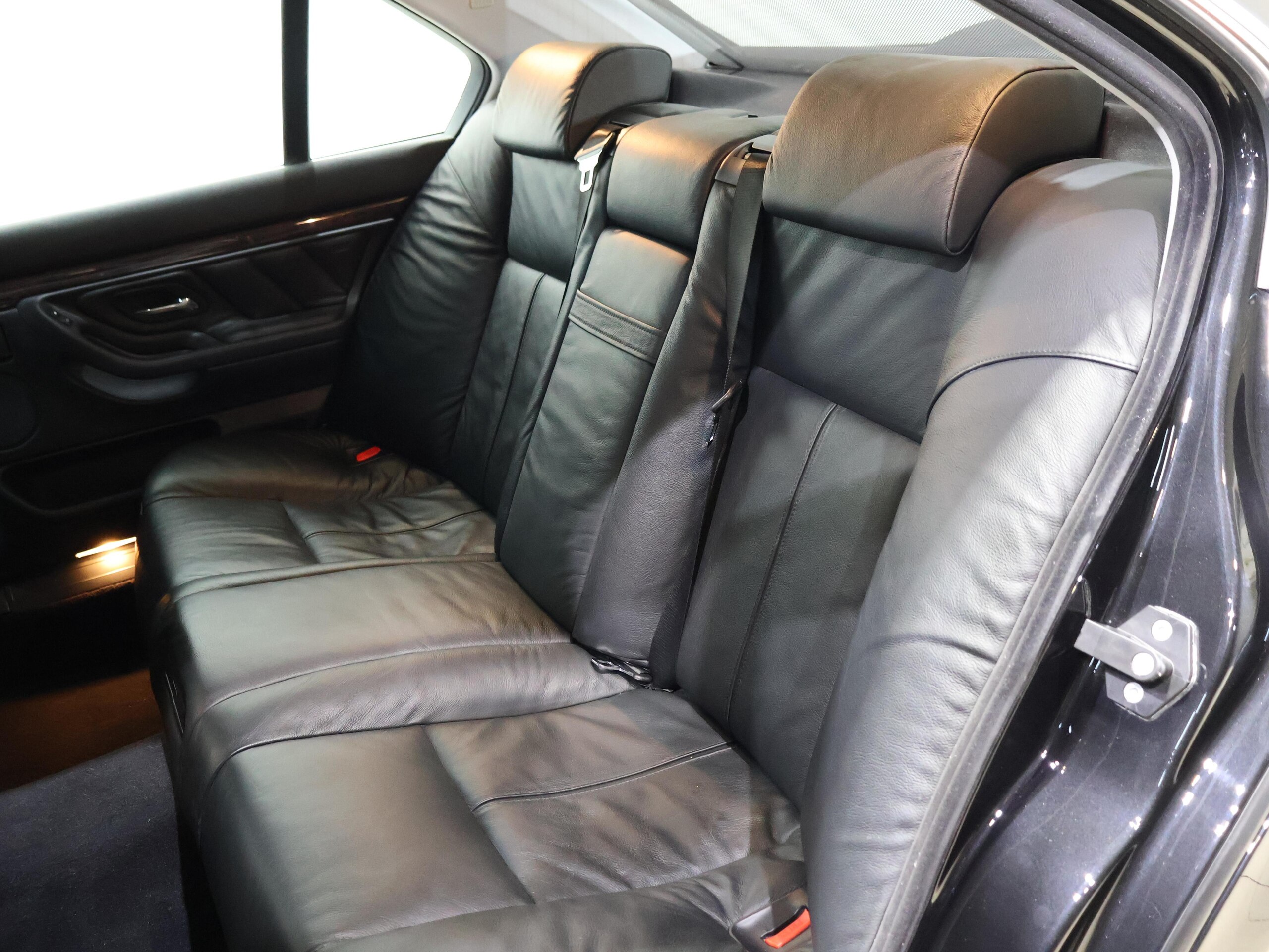 BMW 735i (photo: 16)