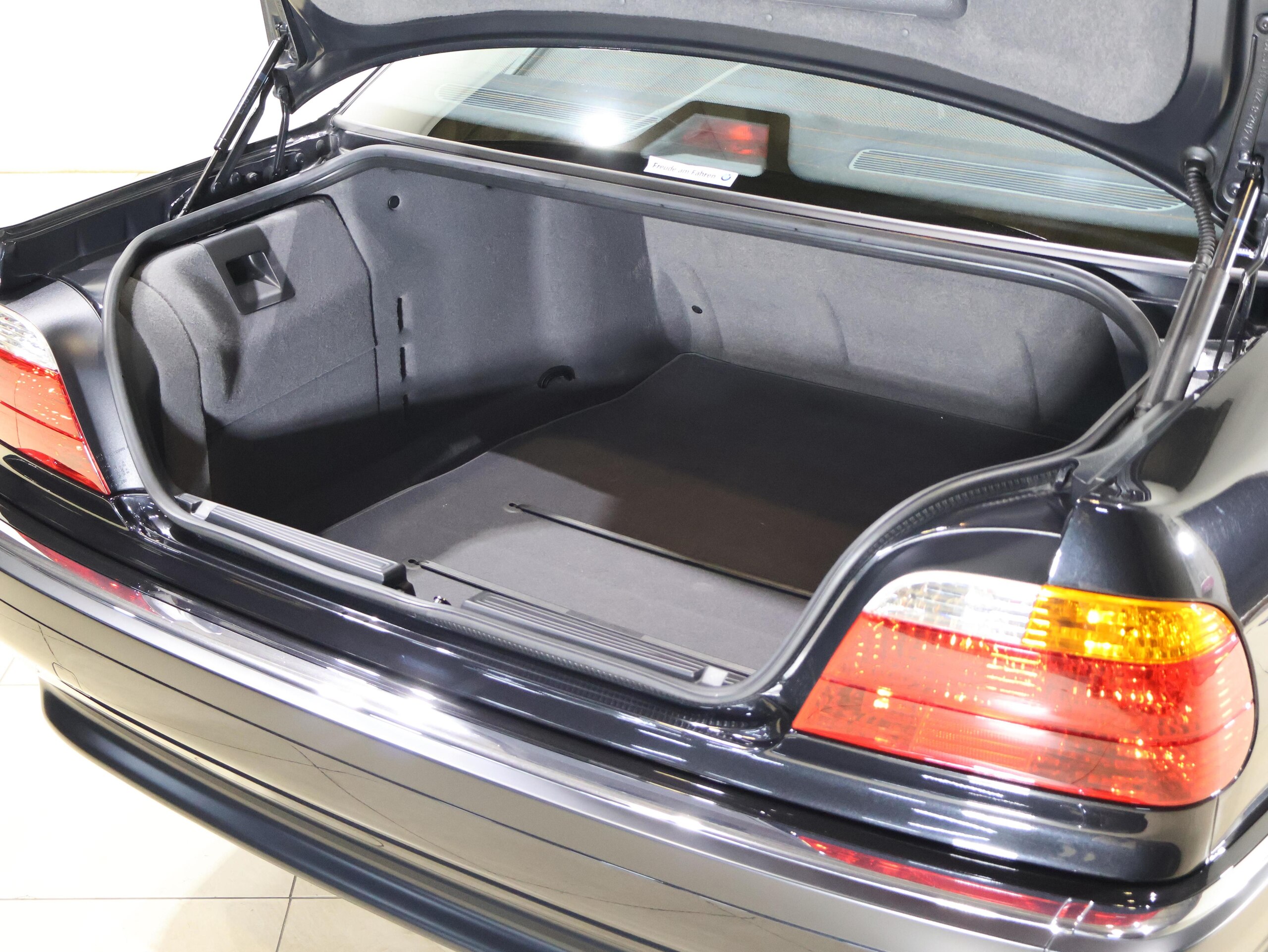 BMW 735i (photo: 21)