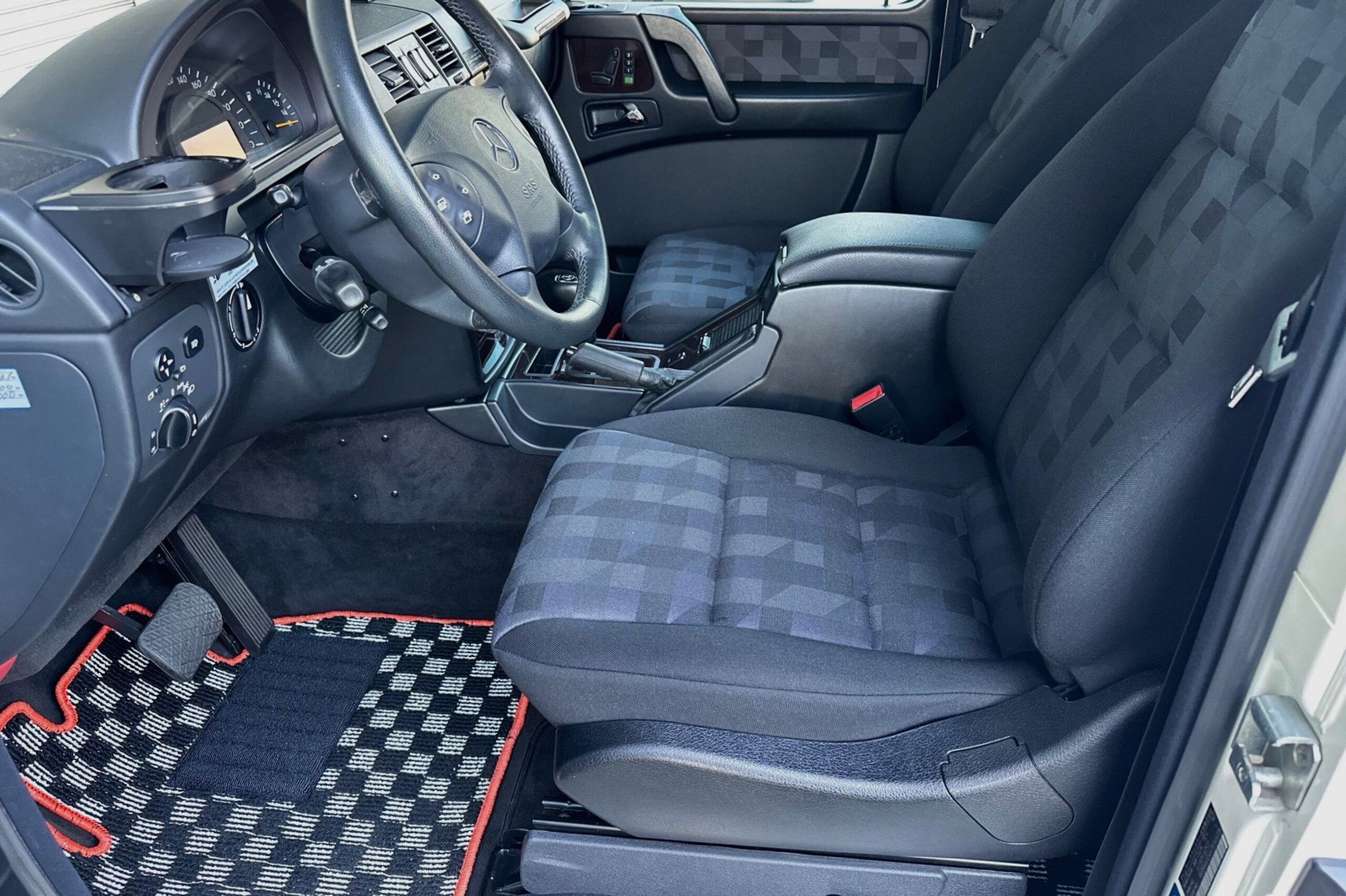 Mercedes Benz G320 (photo: 9)