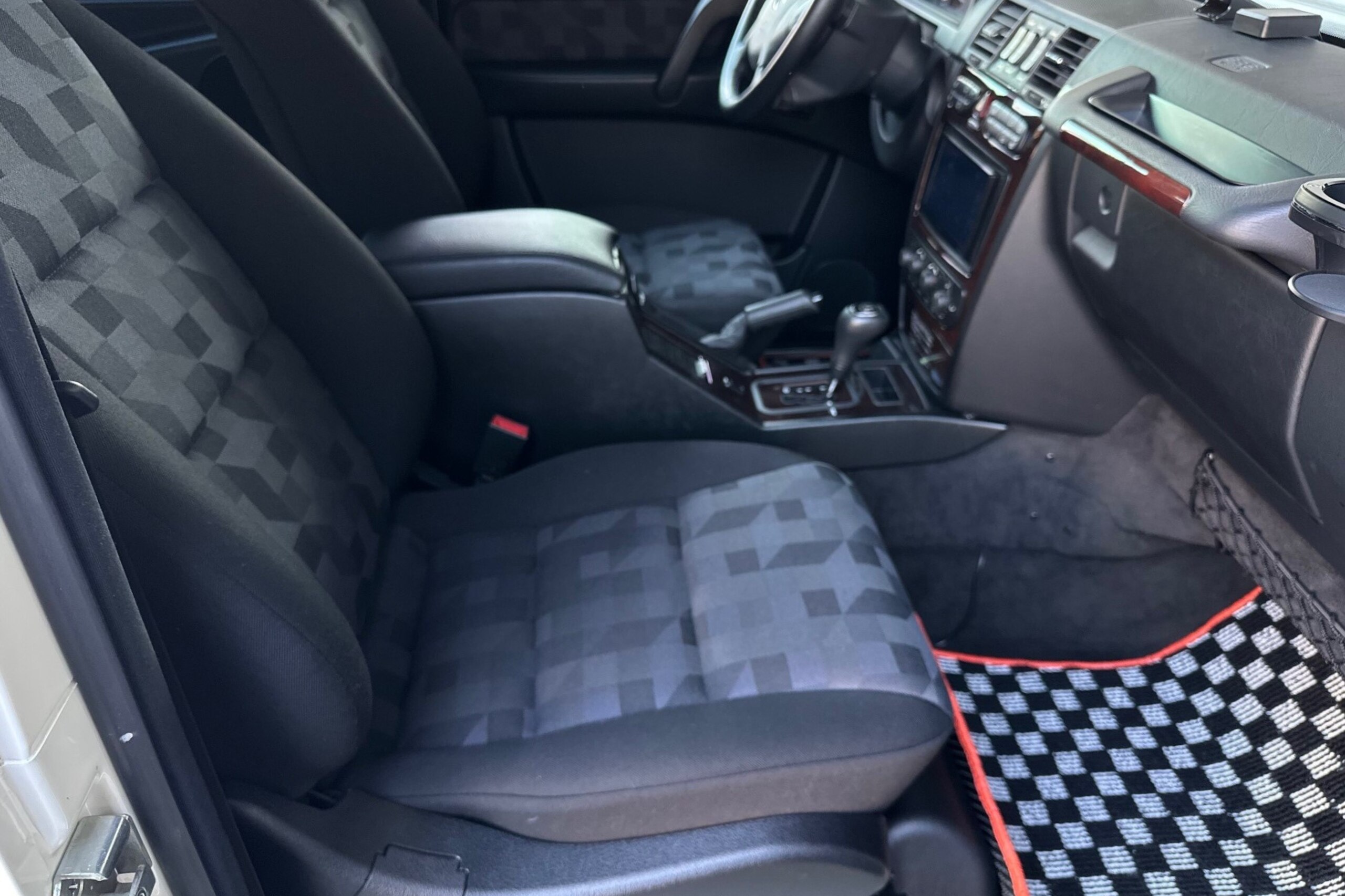 Mercedes Benz G320 (photo: 13)