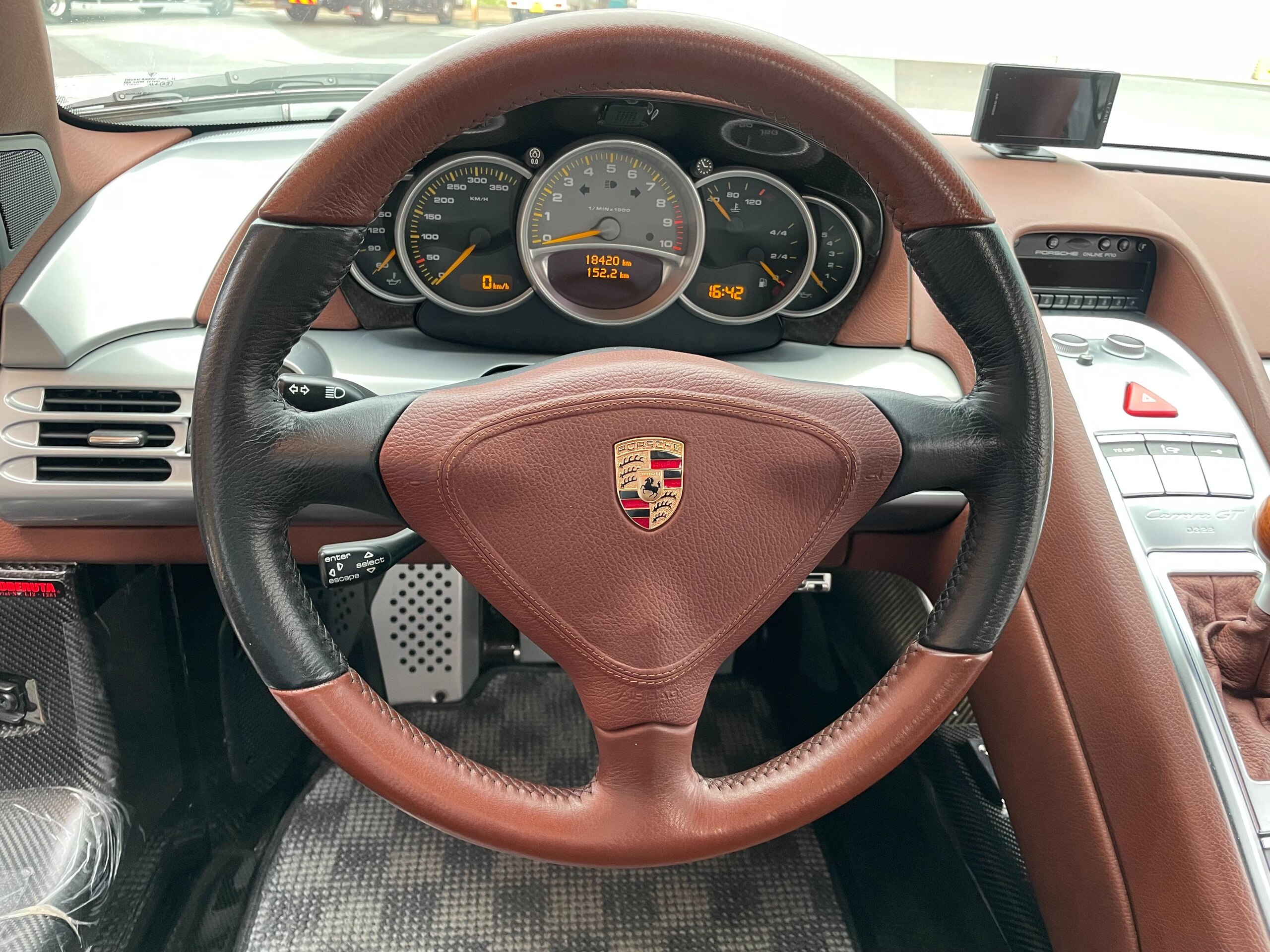 Porsche Carrera GT (photo: 6)