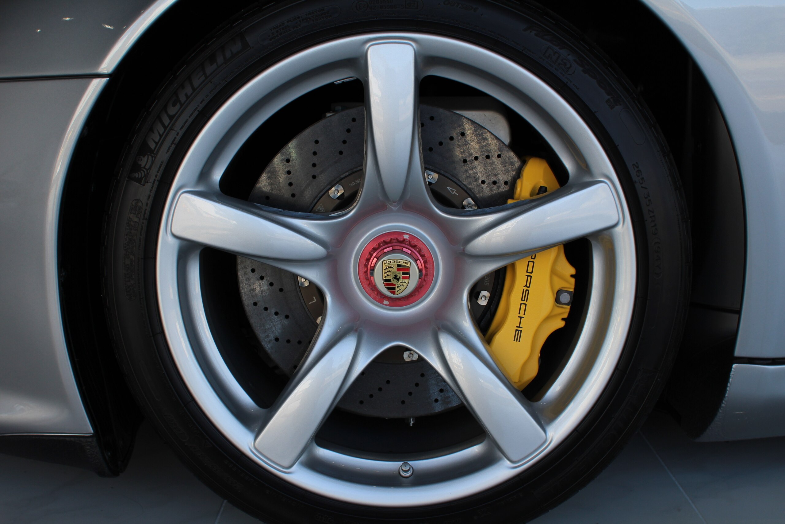 Porsche Carrera GT (photo: 12)