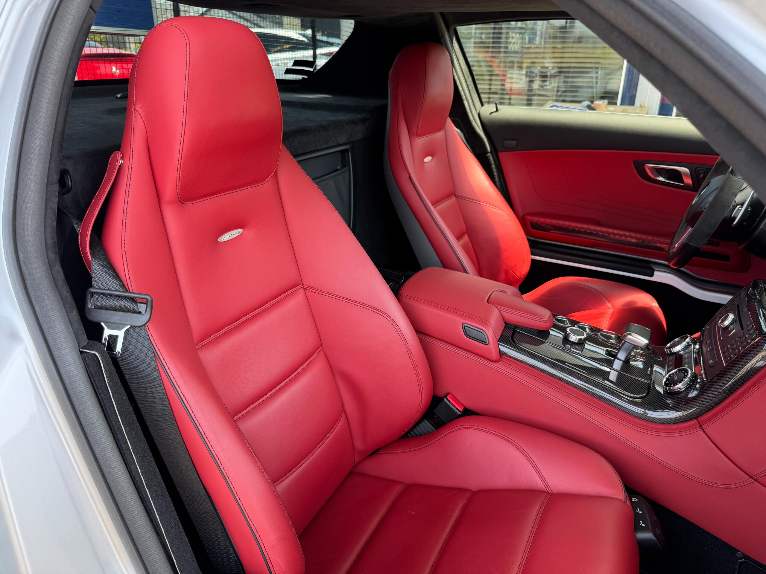 Mercedes Benz SLS AMG (photo: 18)