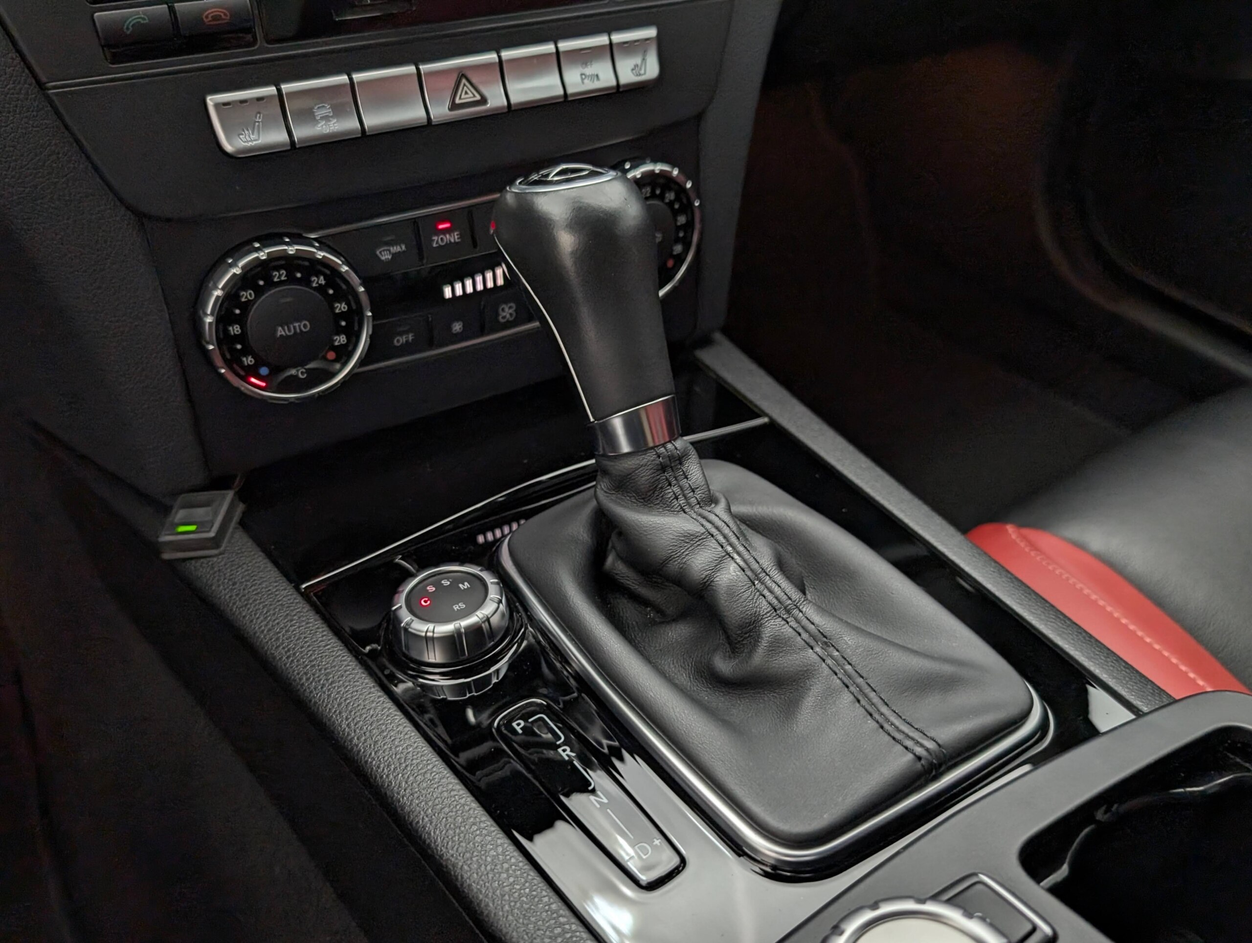 Mercedes Benz C63 AMG (photo: 16)