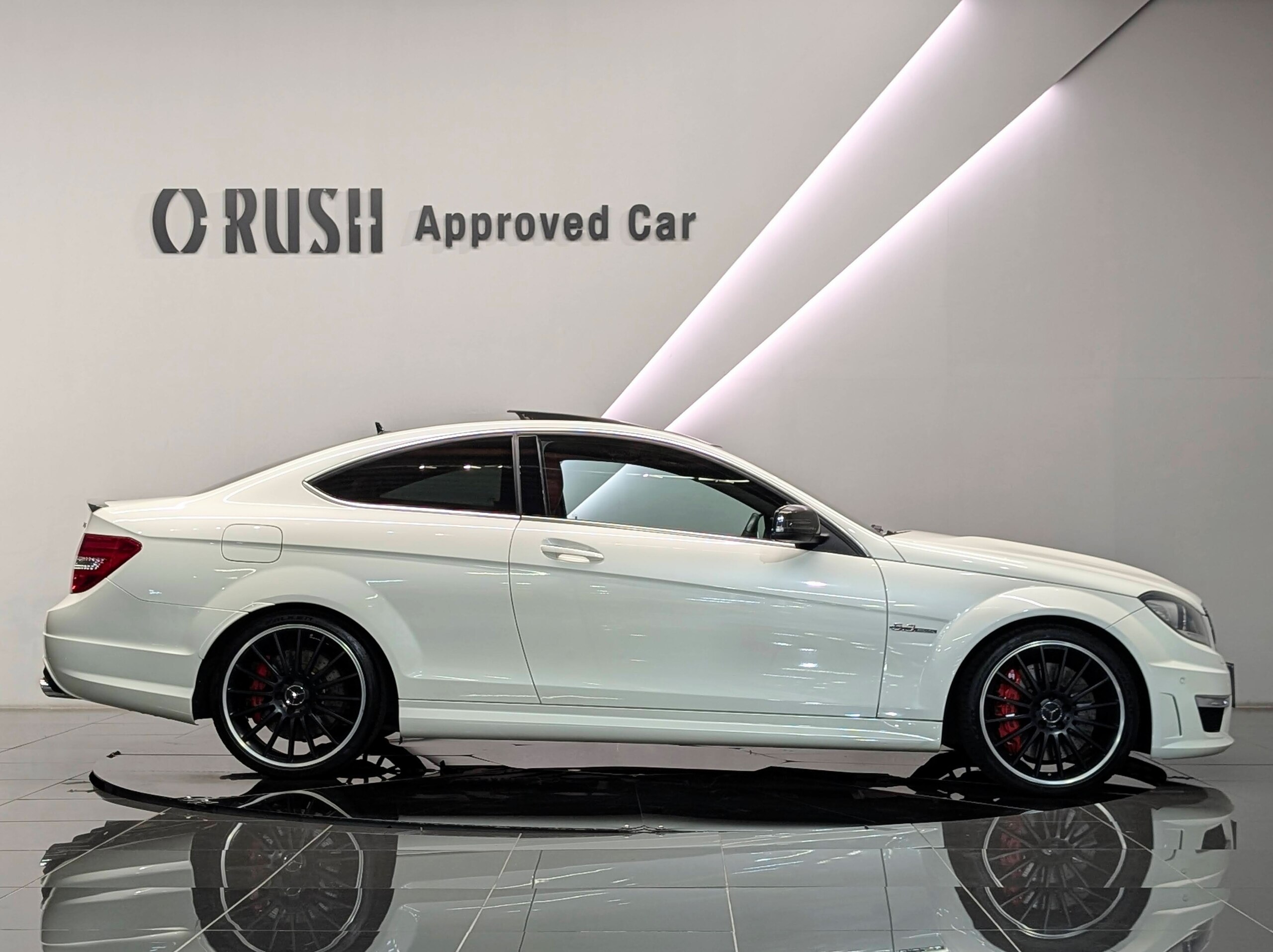 Mercedes Benz C63 AMG (photo: 7)