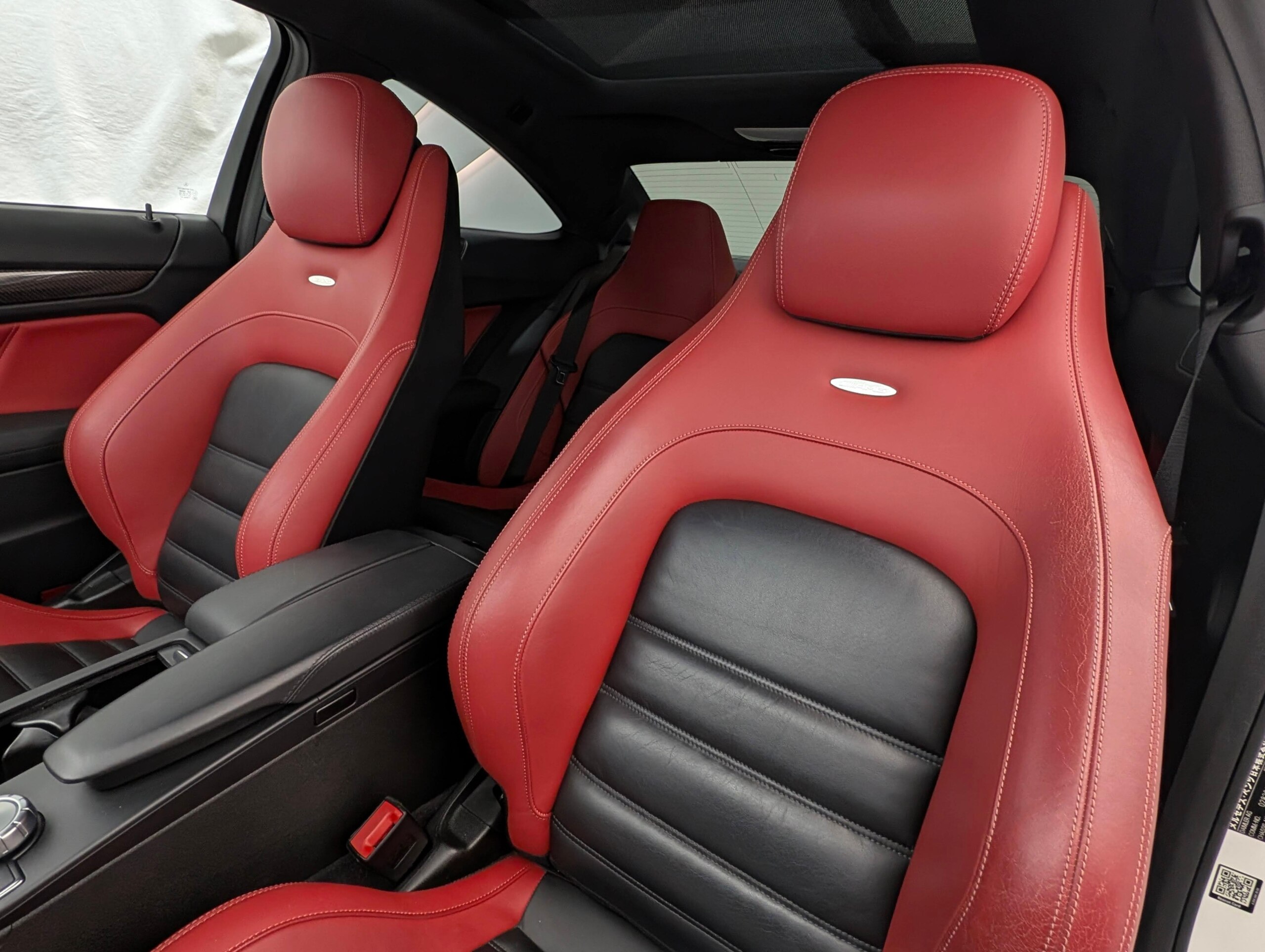 Mercedes Benz C63 AMG (photo: 10)
