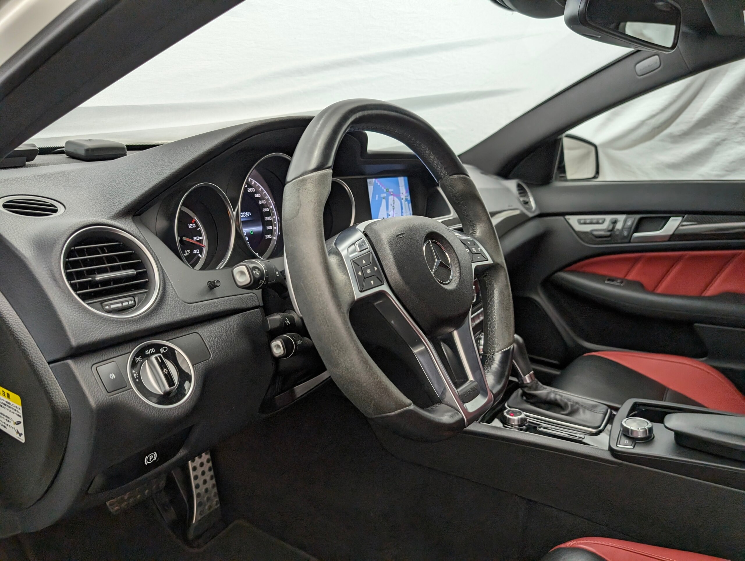 Mercedes Benz C63 AMG (photo: 8)