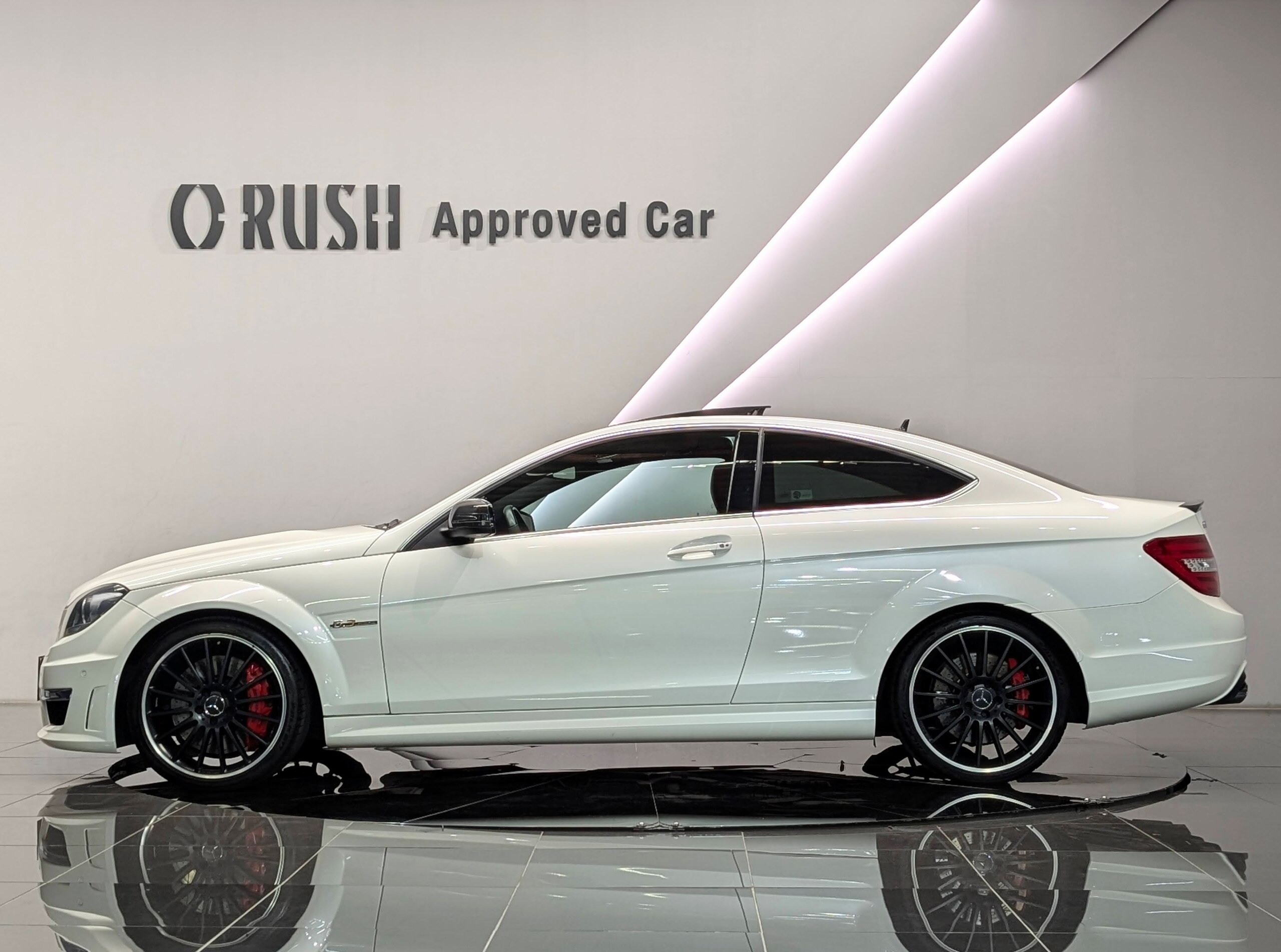 Mercedes Benz C63 AMG (photo: 3)
