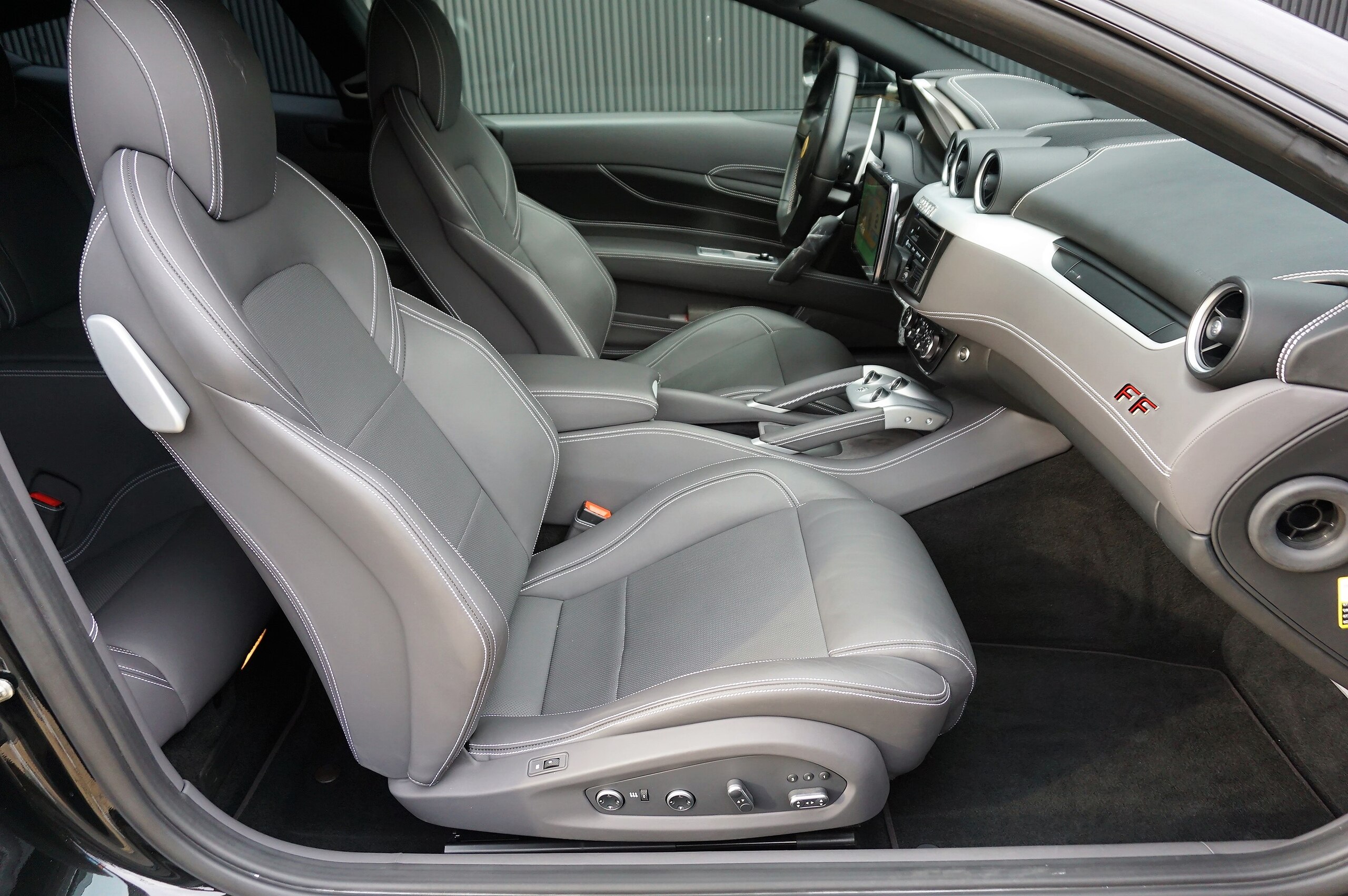Ferrari FF (photo: 12)