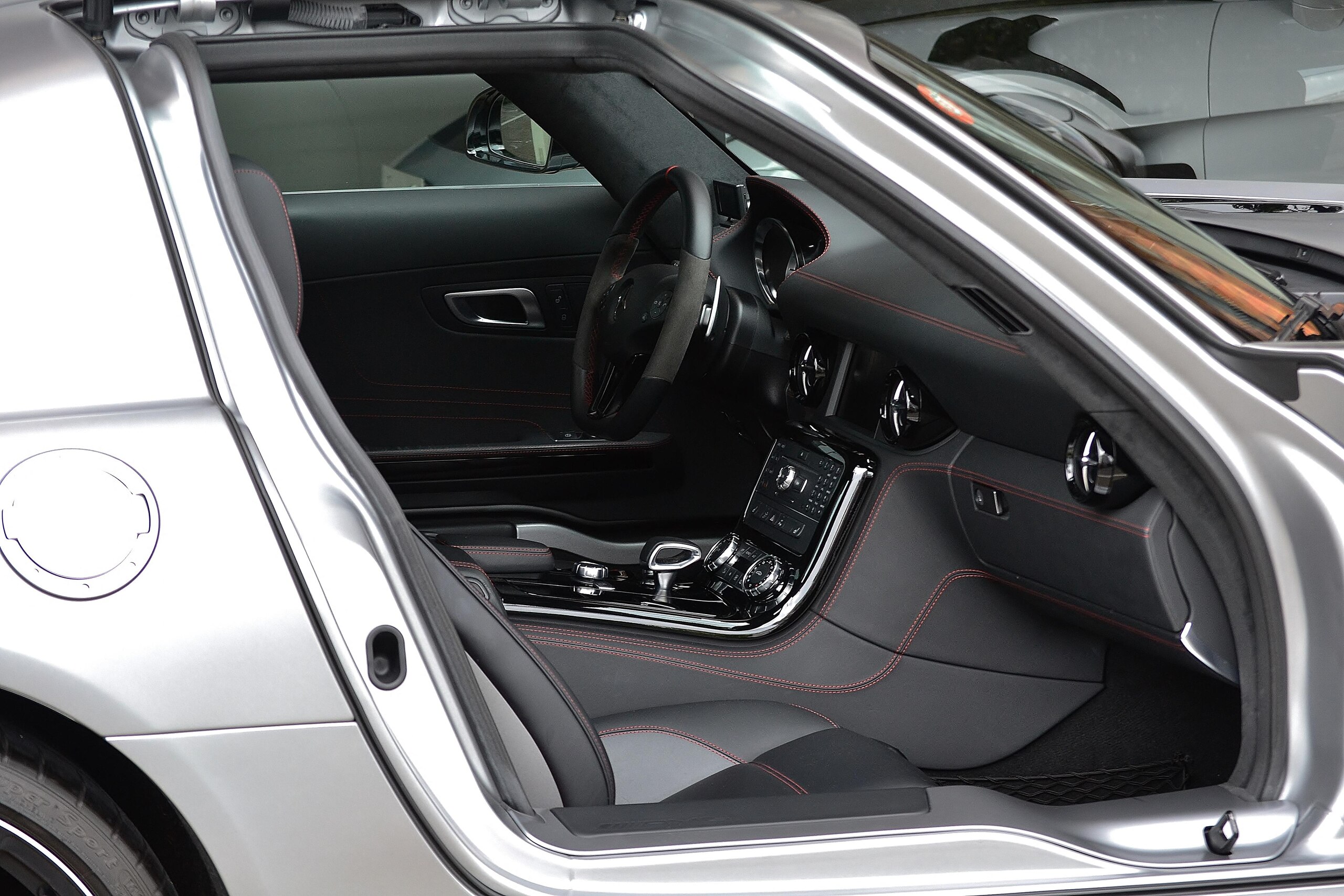 Mercedes Benz SLS AMG GT (photo: 12)