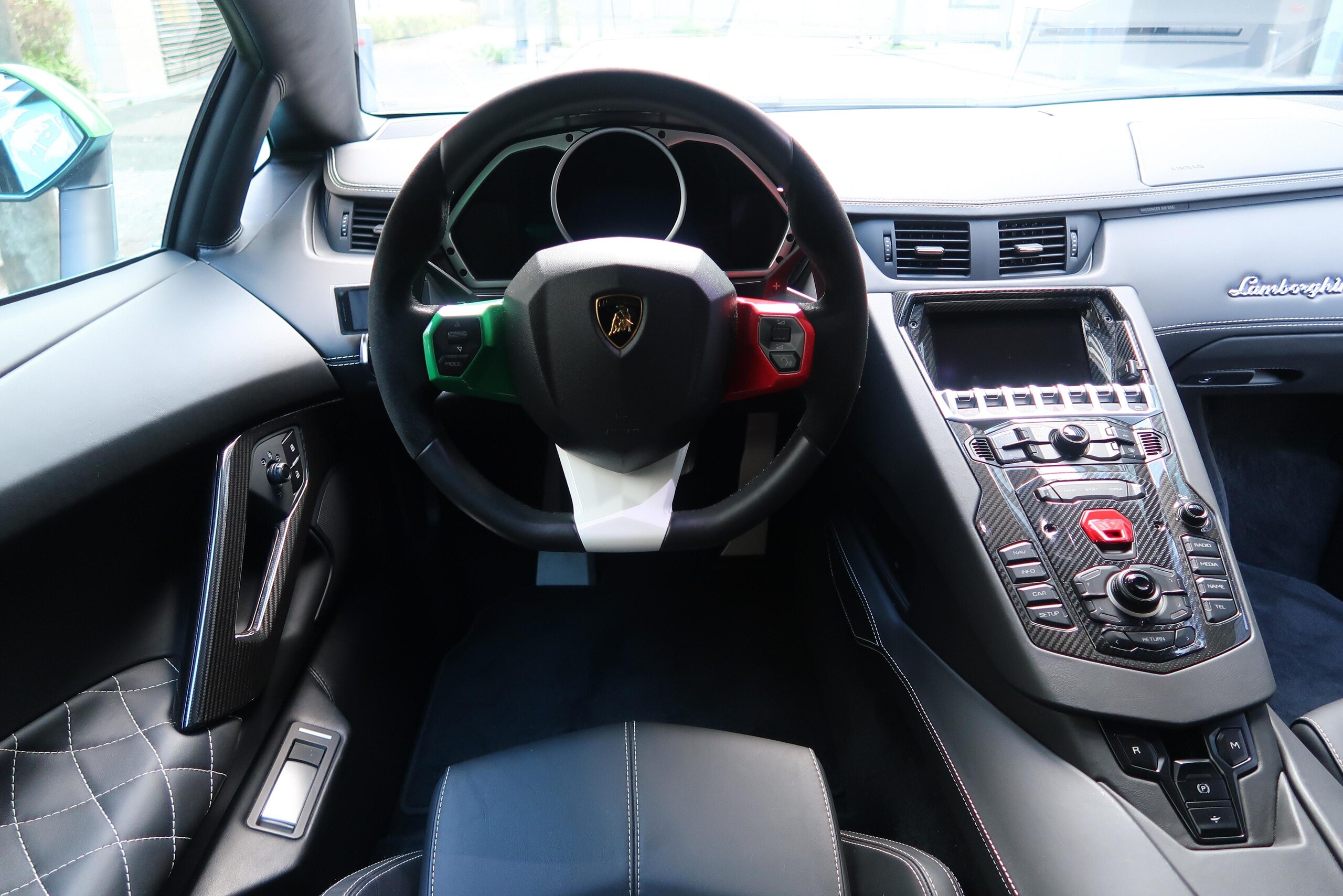 Lamborghini Aventador LP700-4 (photo: 9)