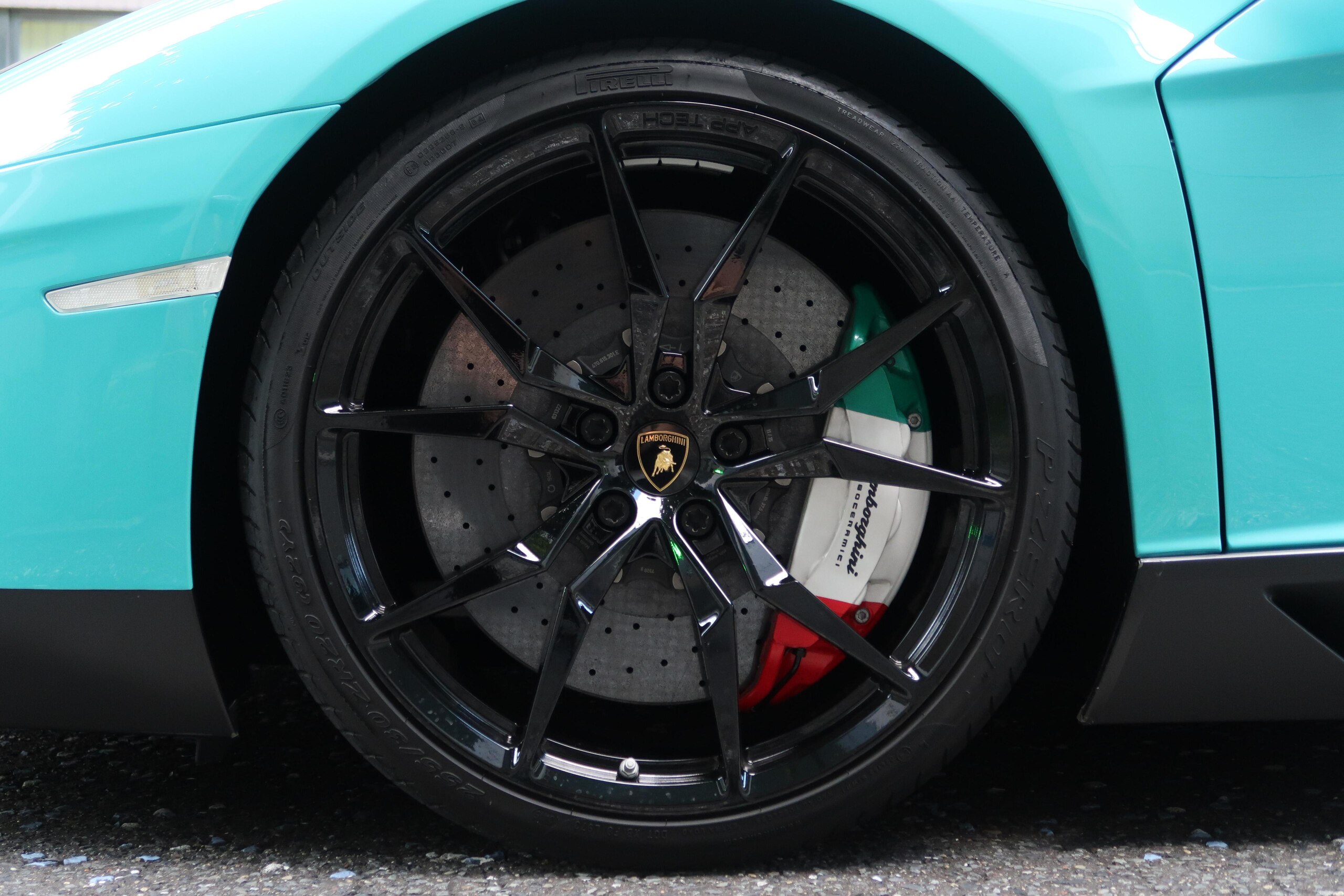 Lamborghini Aventador LP700-4 (photo: 19)