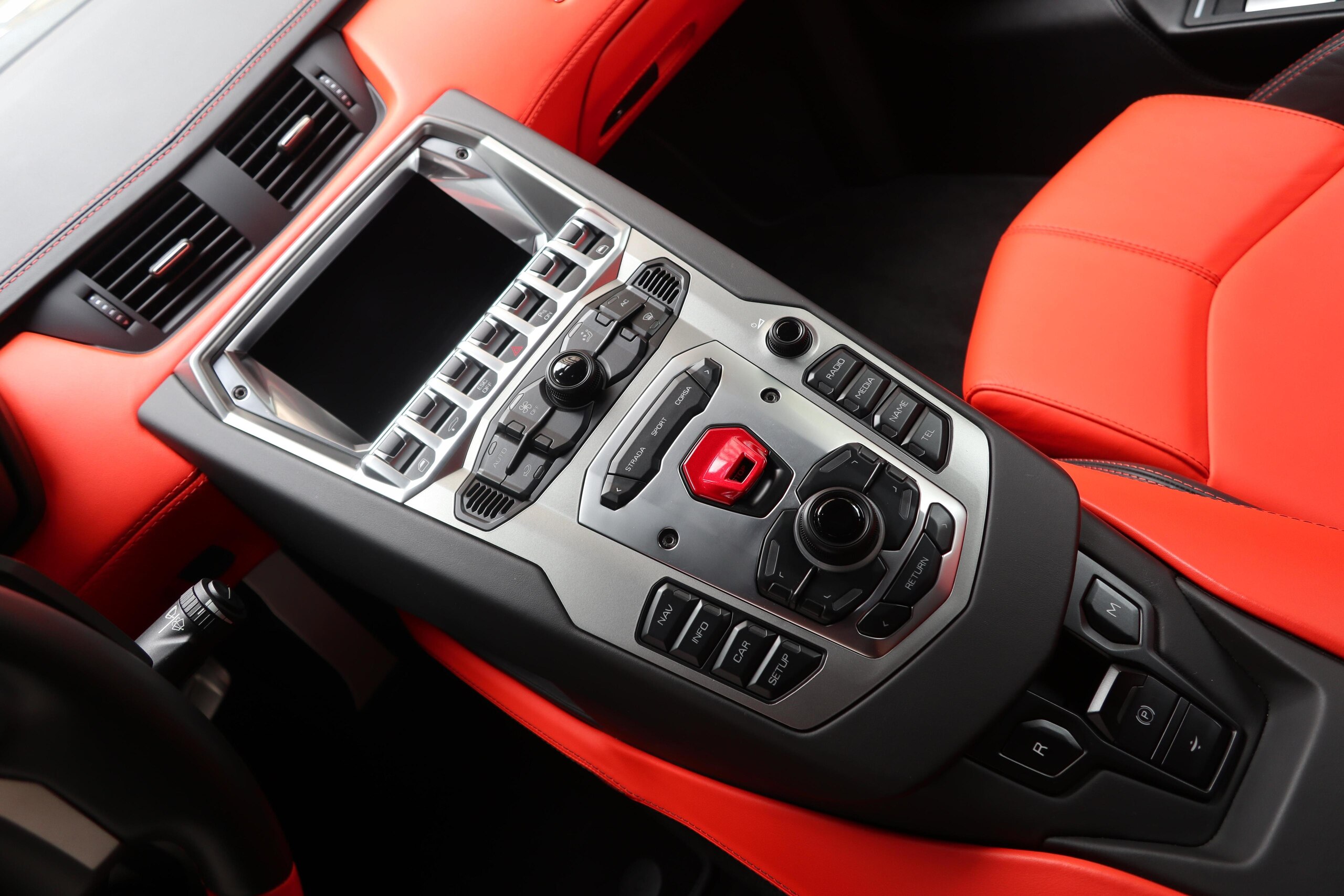 Lamborghini Aventador LP700-4 (photo: 9)