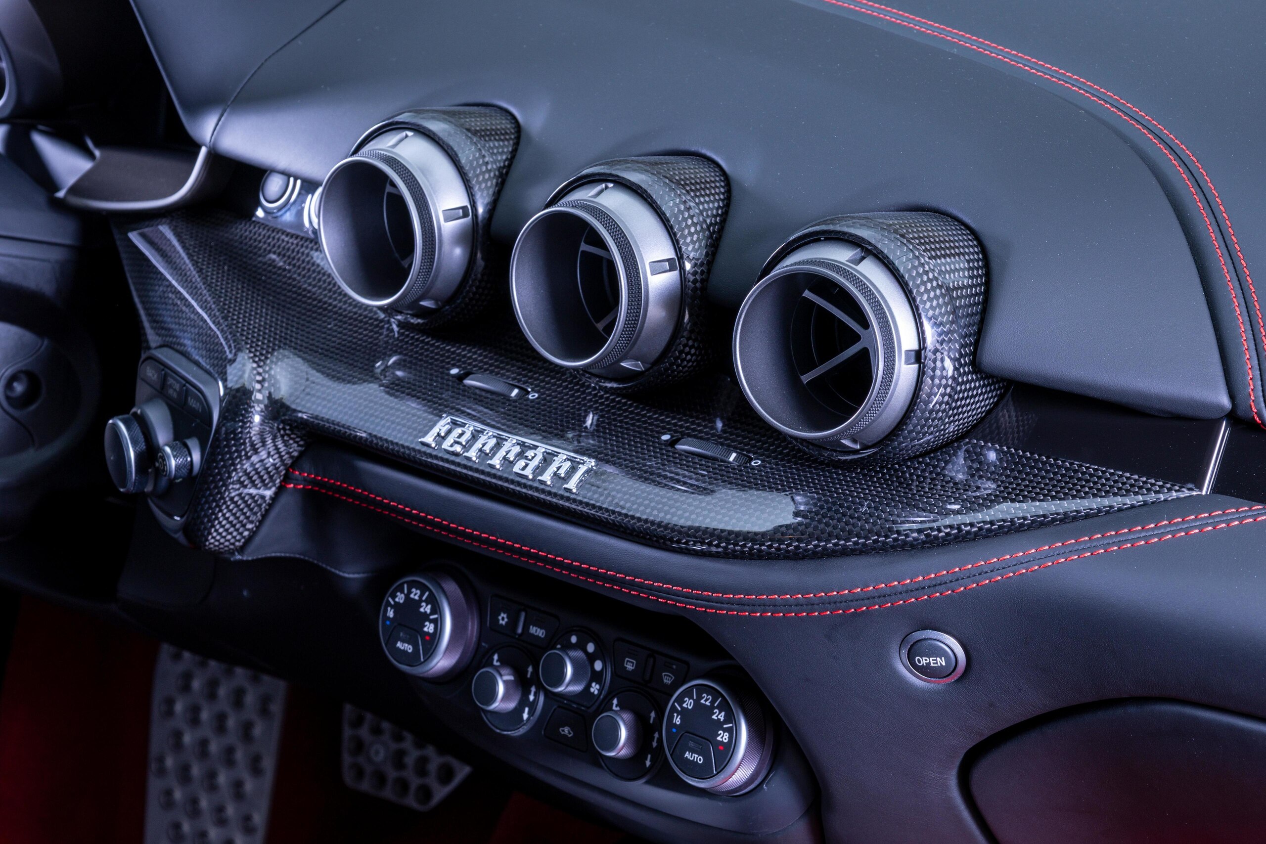 Ferrari F12 Berlinetta (photo: 11)