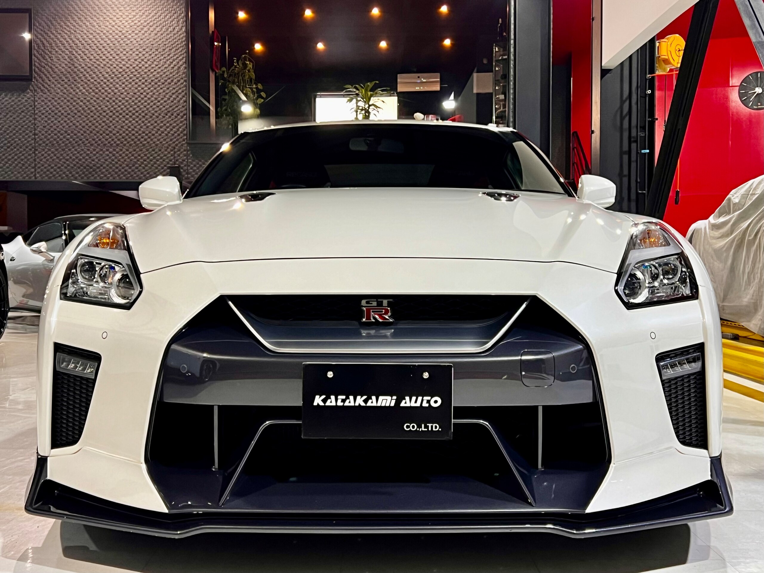 Nissan GT-R (photo: 1)