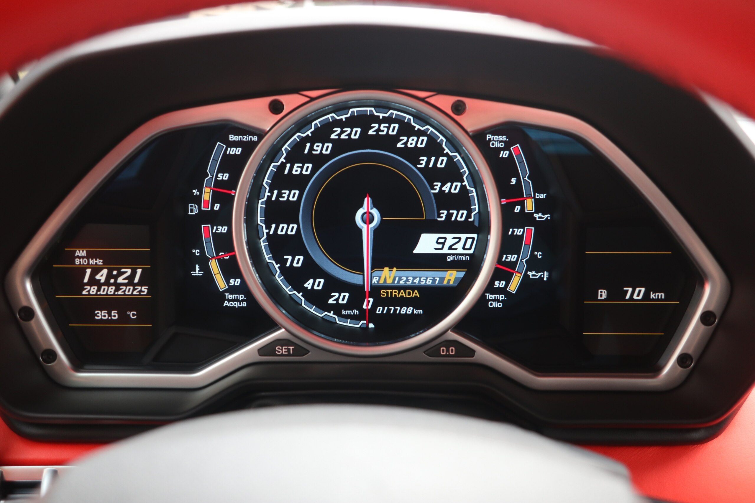 Lamborghini Aventador LP700-4 (photo: 8)