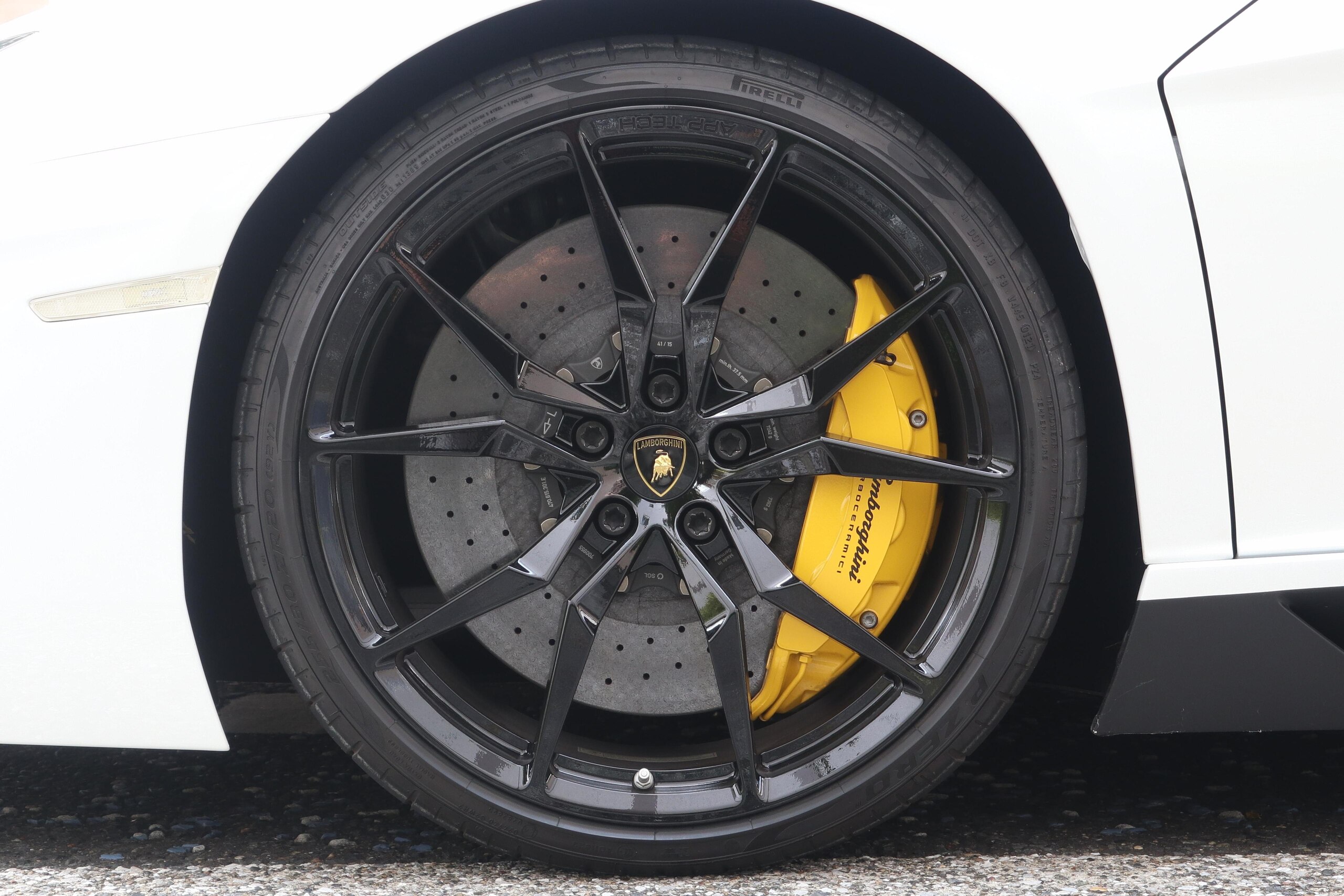 Lamborghini Aventador LP700-4 (photo: 11)