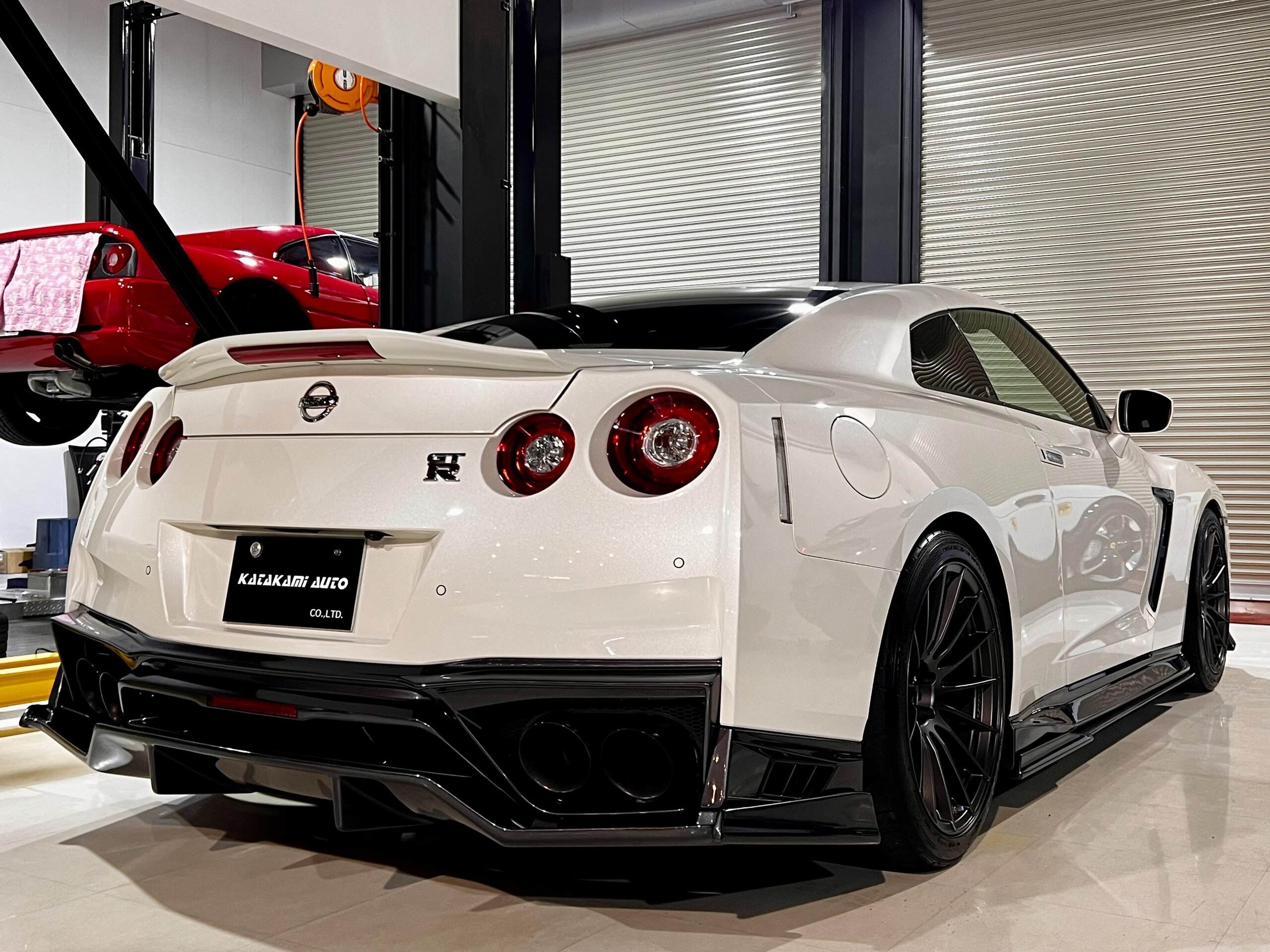 Nissan GT-R (photo: 5)