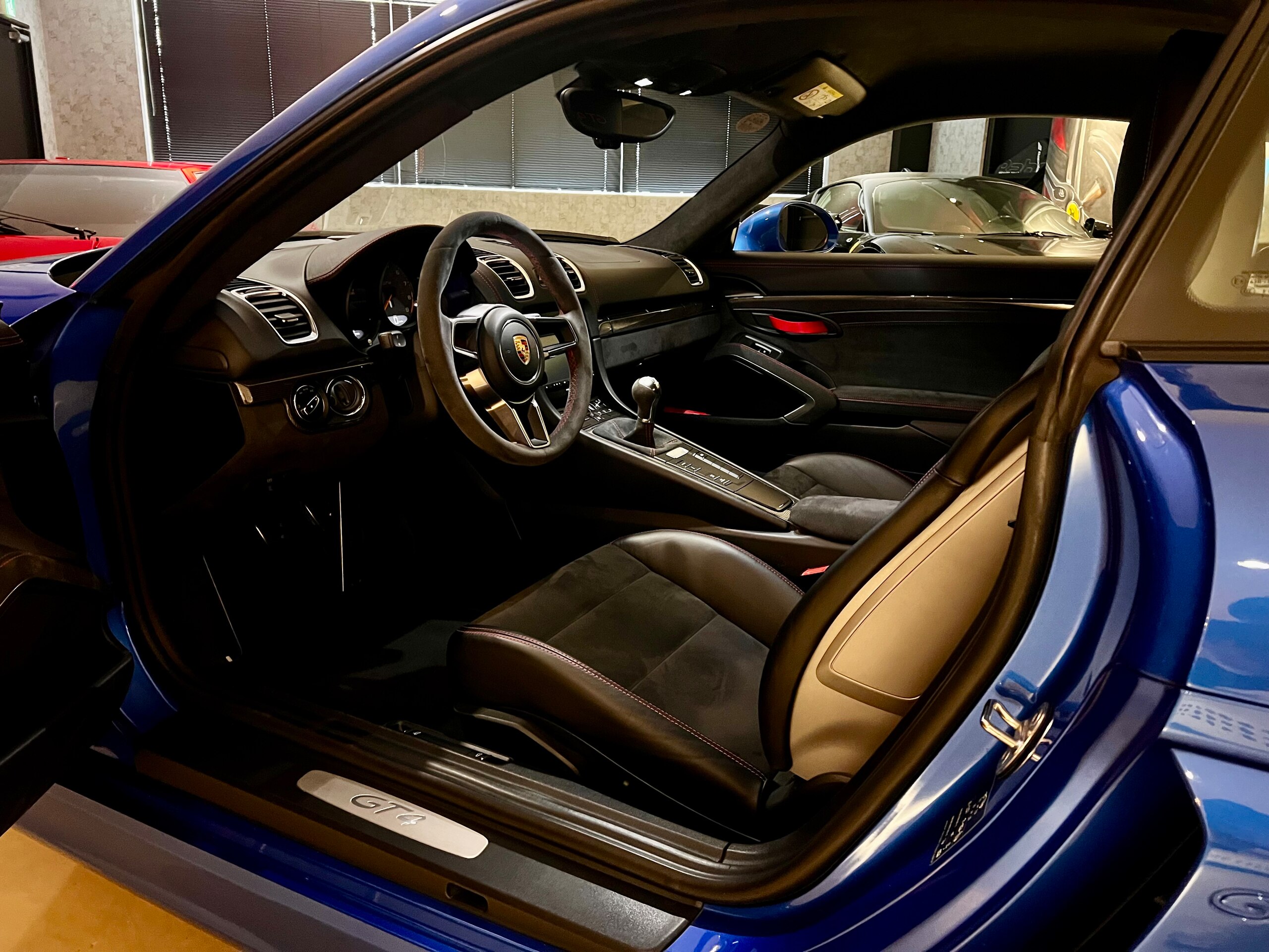 Porsche Cayman GT4 (photo: 10)