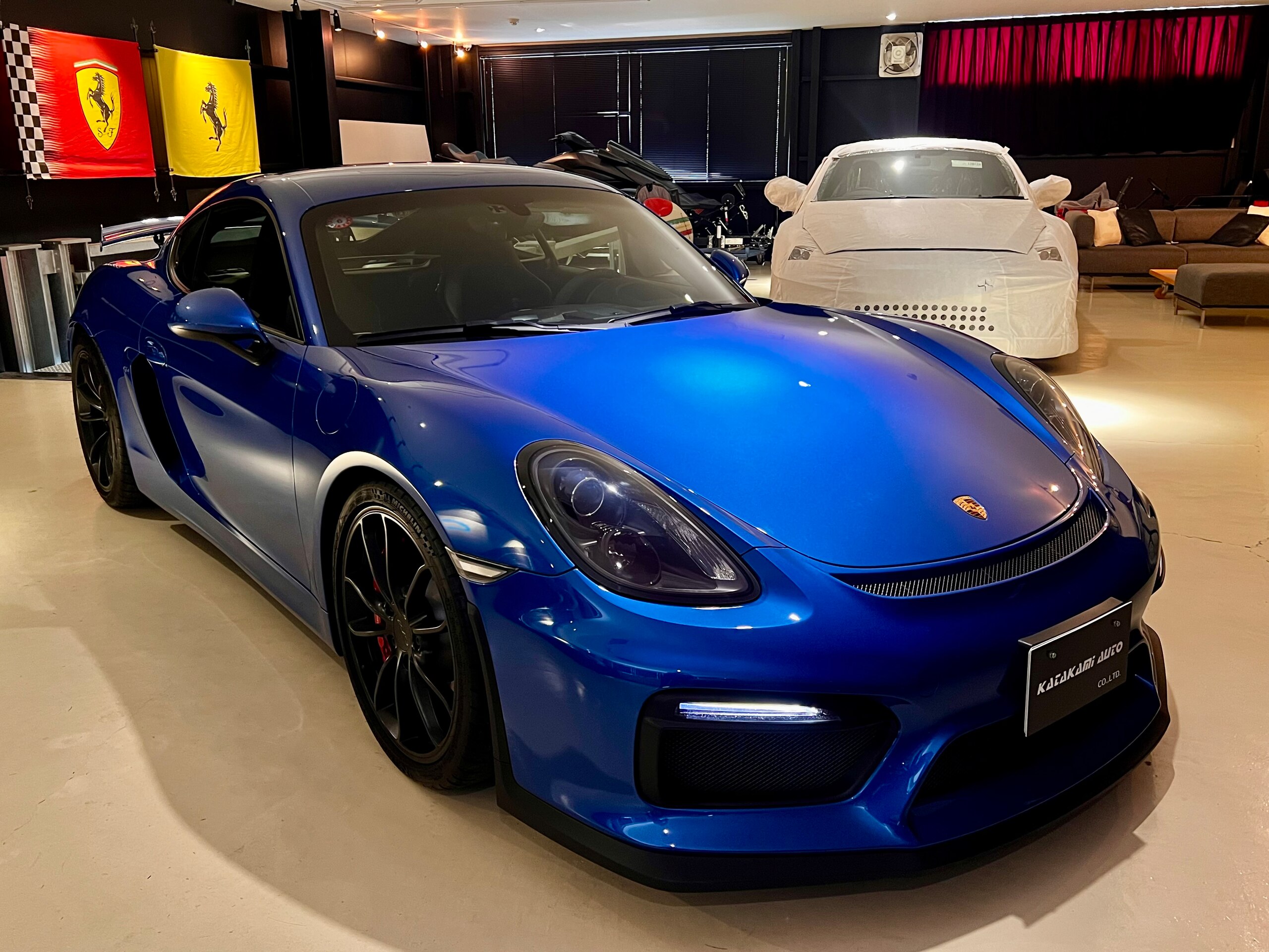 Porsche Cayman GT4 (photo: 2)