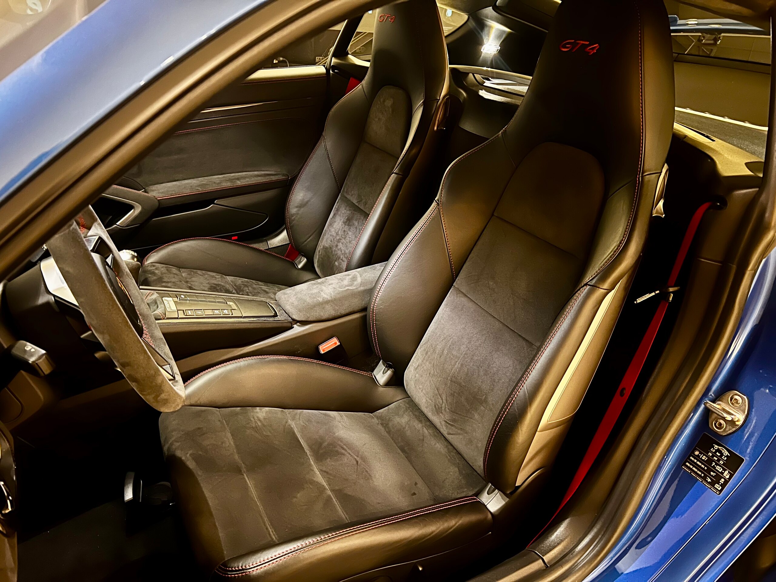 Porsche Cayman GT4 (photo: 11)