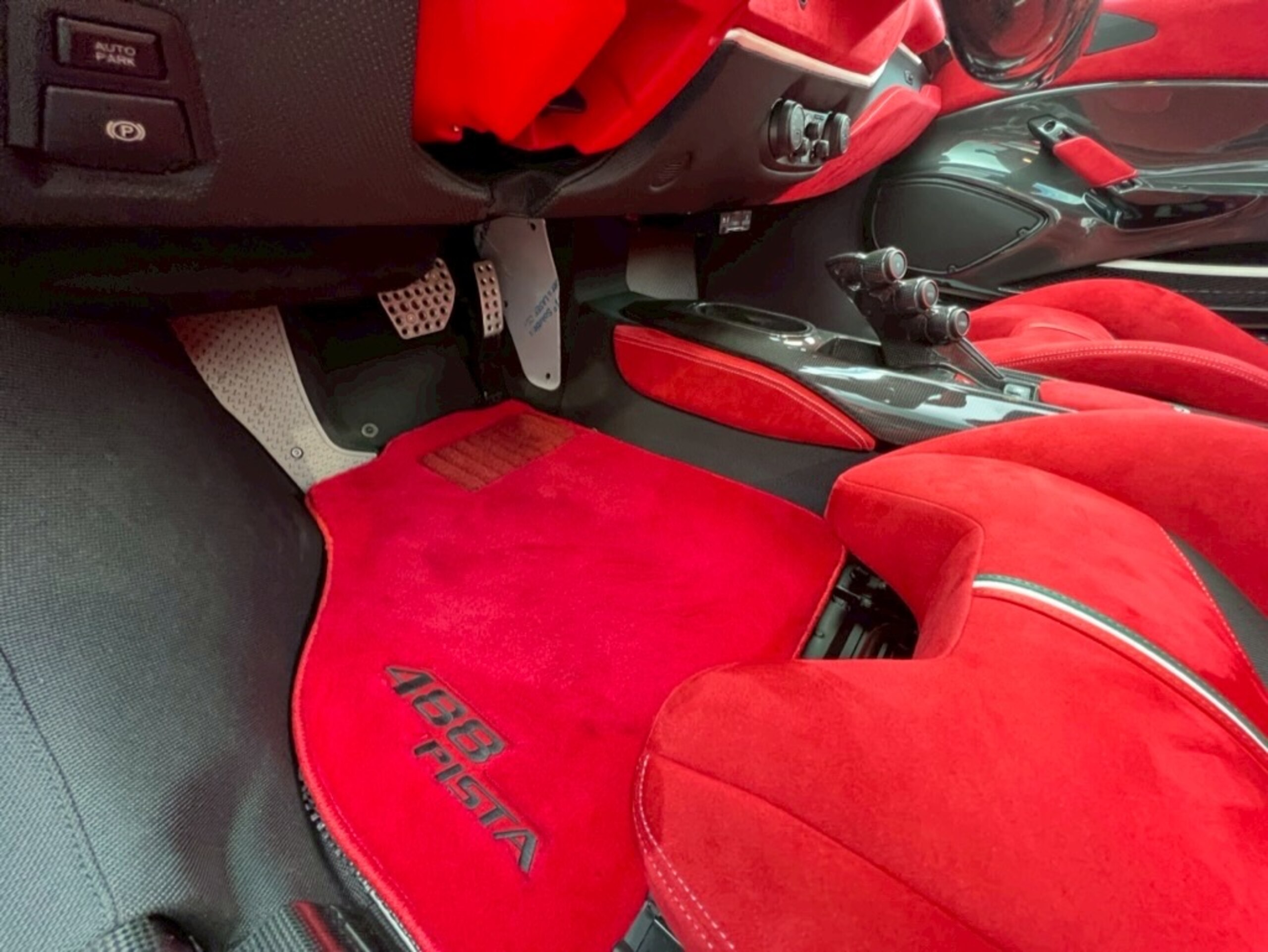 Ferrari 488 Pista (photo: 16)