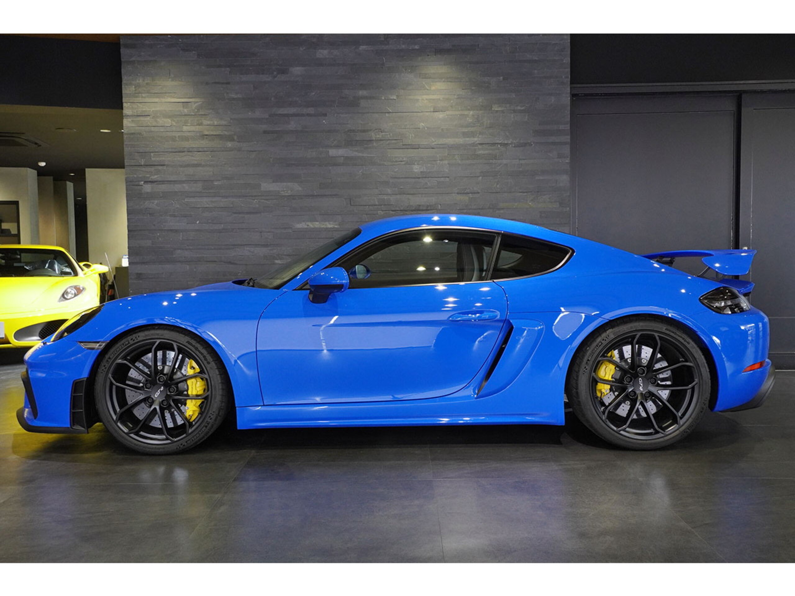 Porsche 718 Cayman GT4 (photo: 4)