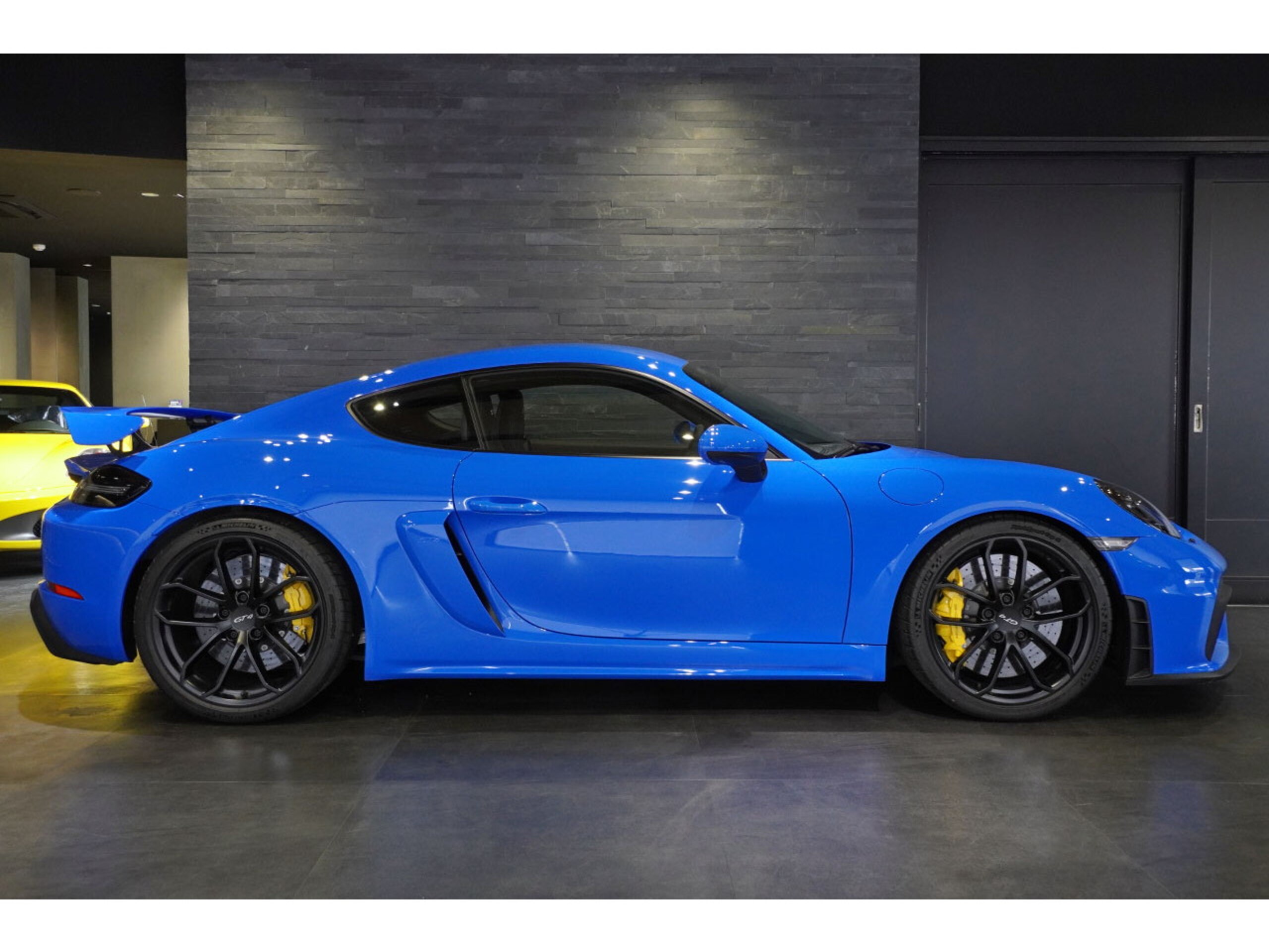 Porsche 718 Cayman GT4 (photo: 5)