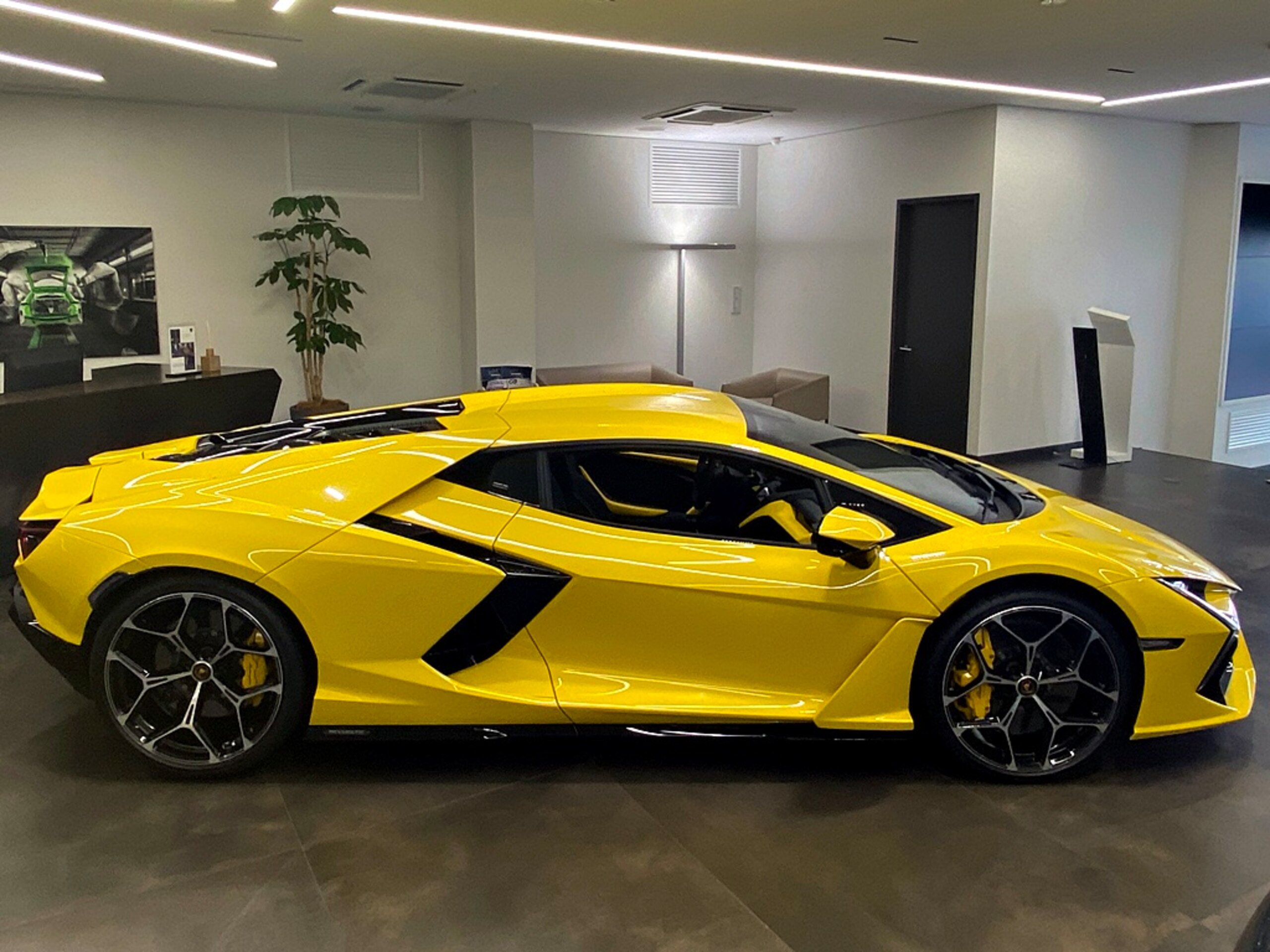 Lamborghini Revuelto (photo: 2)
