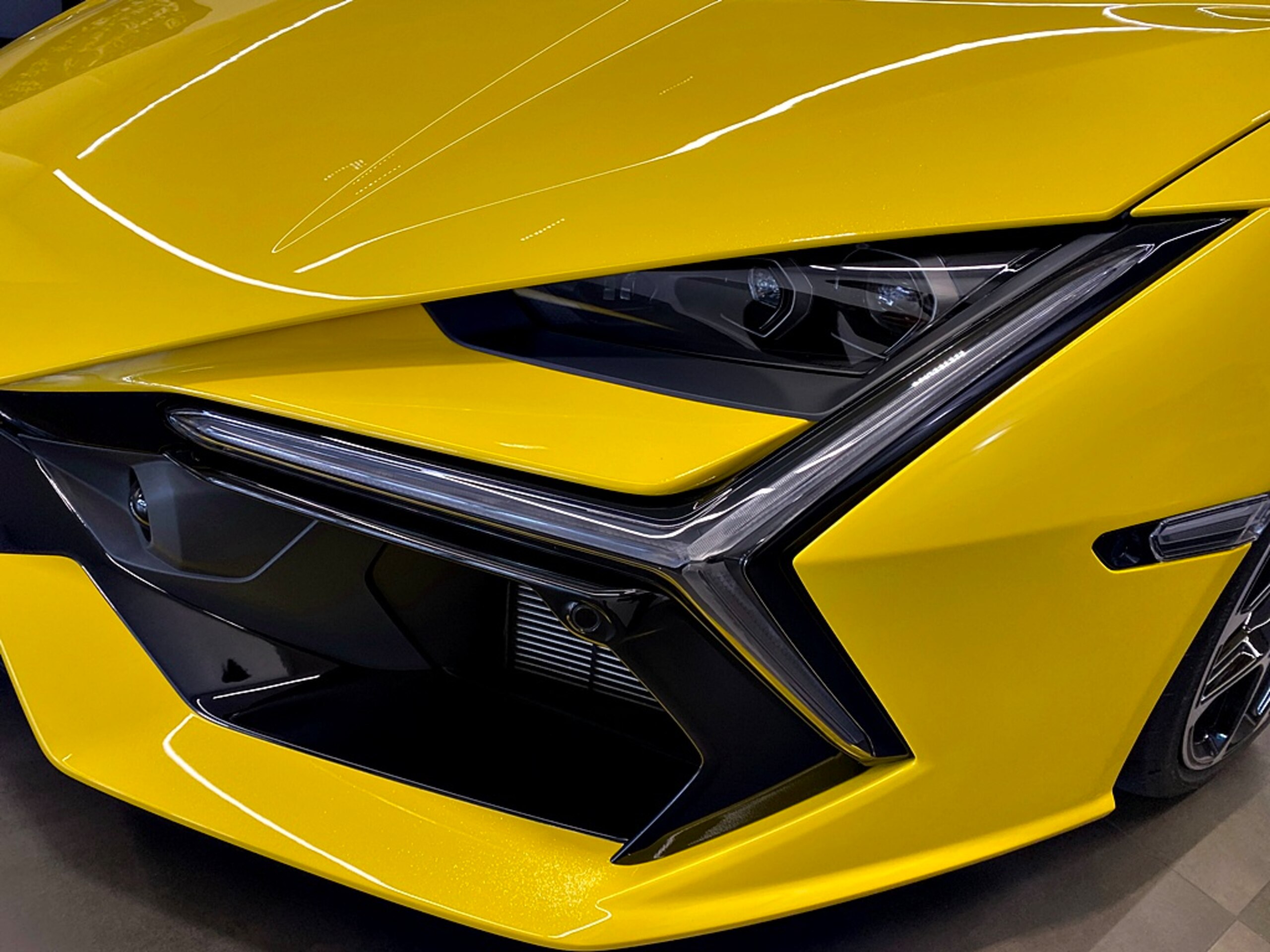 Lamborghini Revuelto (photo: 15)