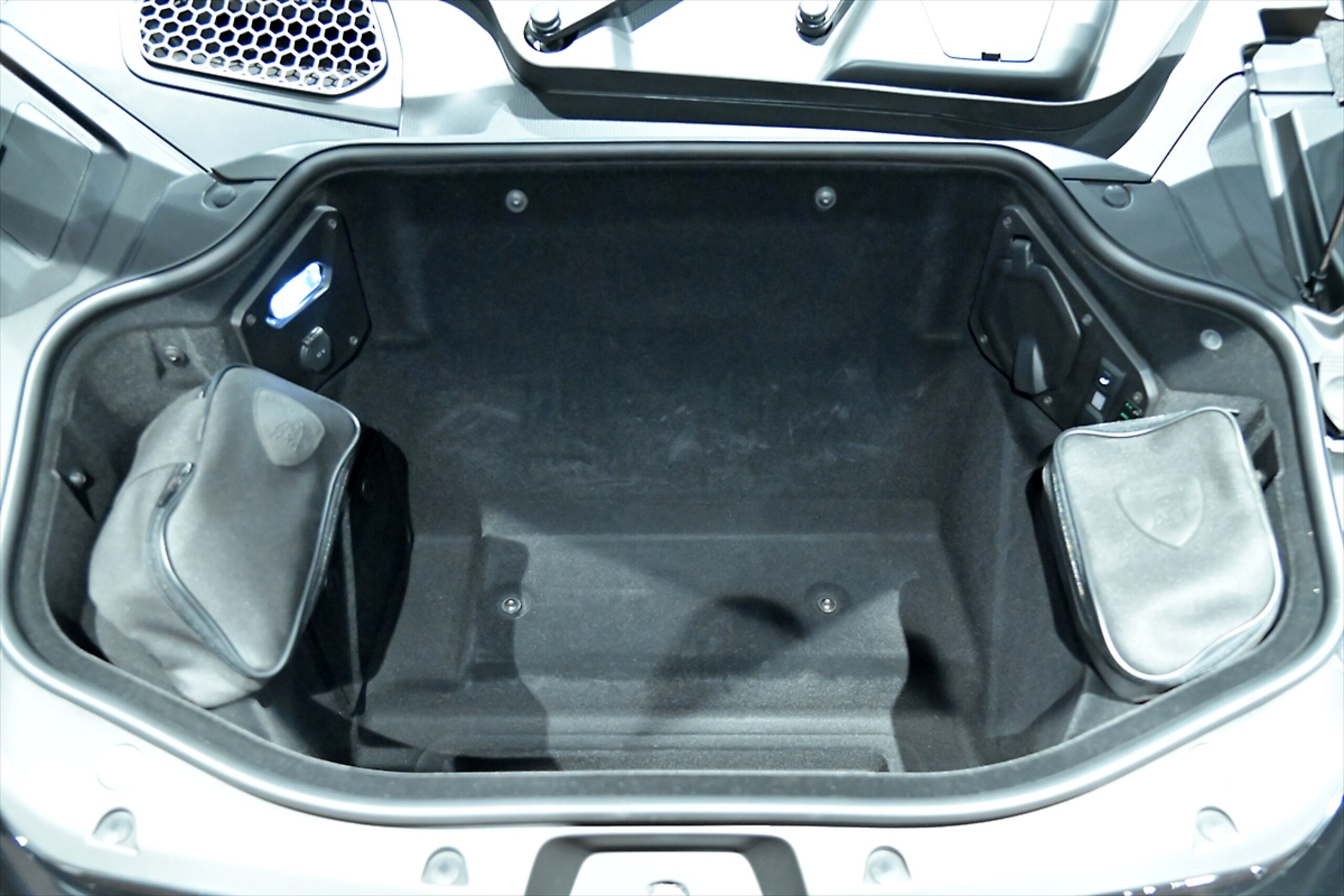Lamborghini Revuelto (photo: 21)