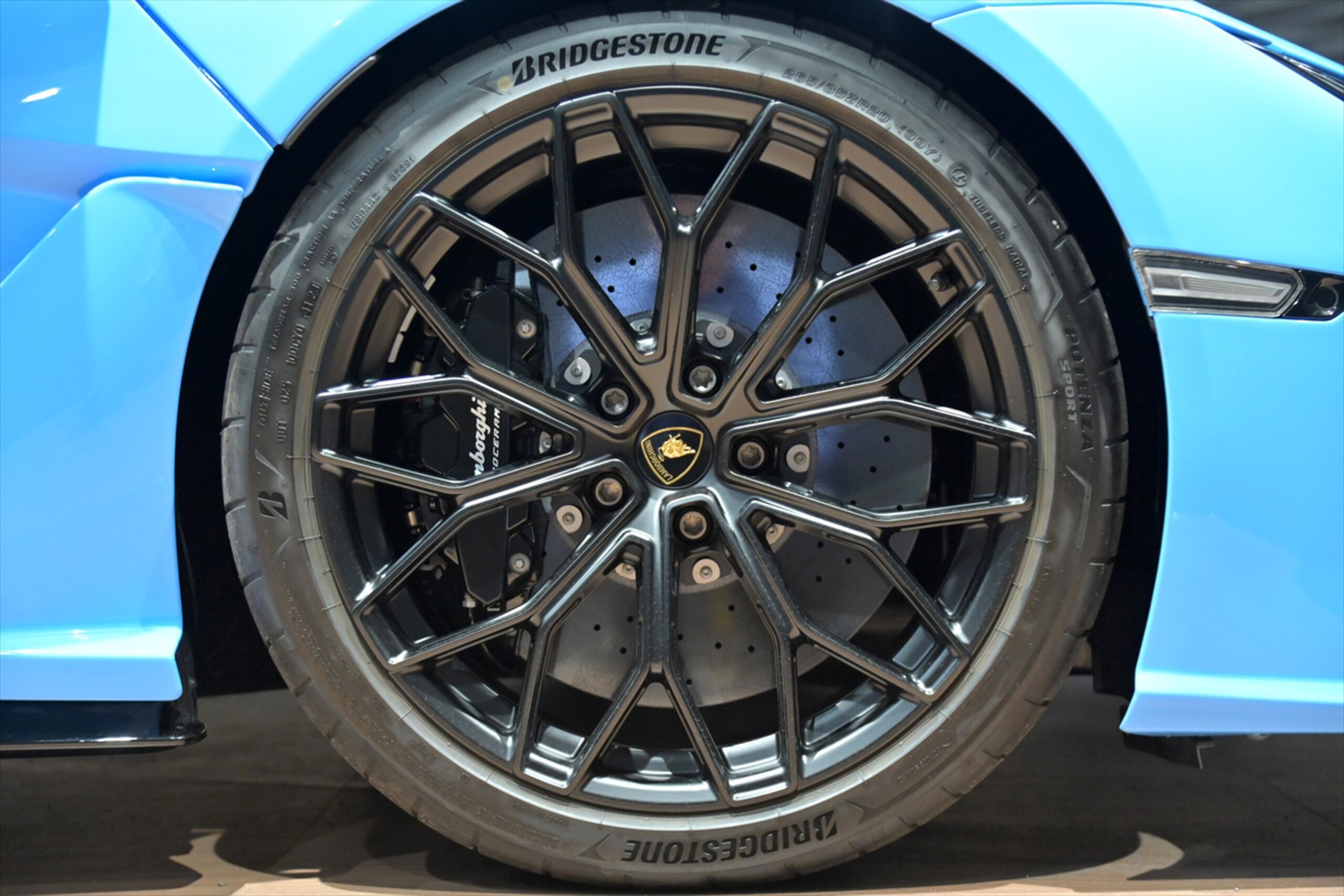 Lamborghini Revuelto (photo: 19)