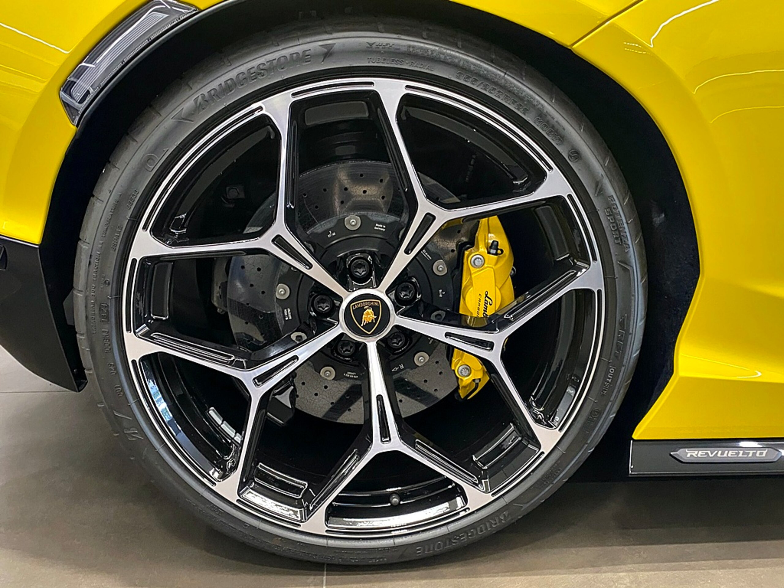 Lamborghini Revuelto (photo: 16)