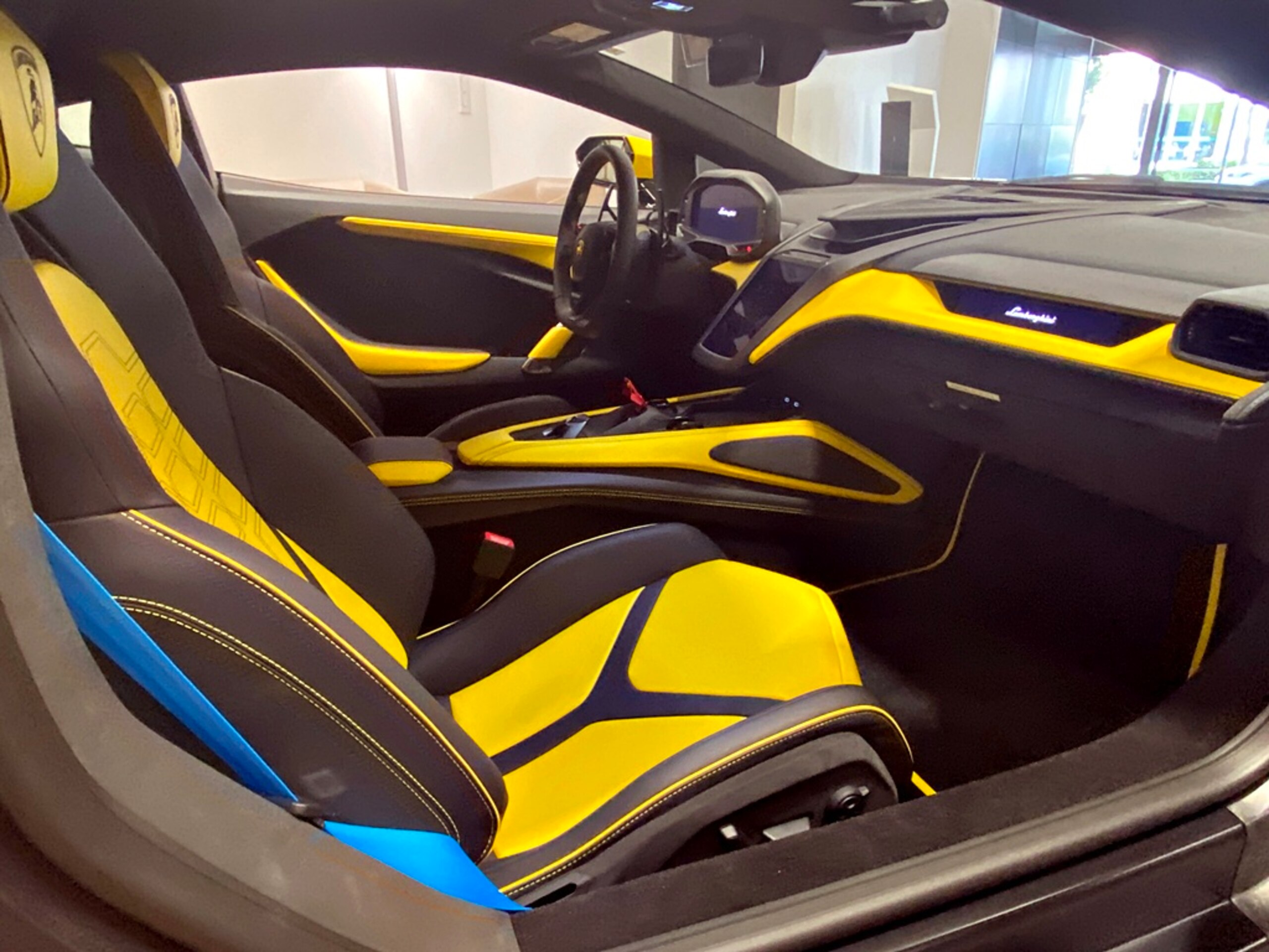 Lamborghini Revuelto (photo: 13)