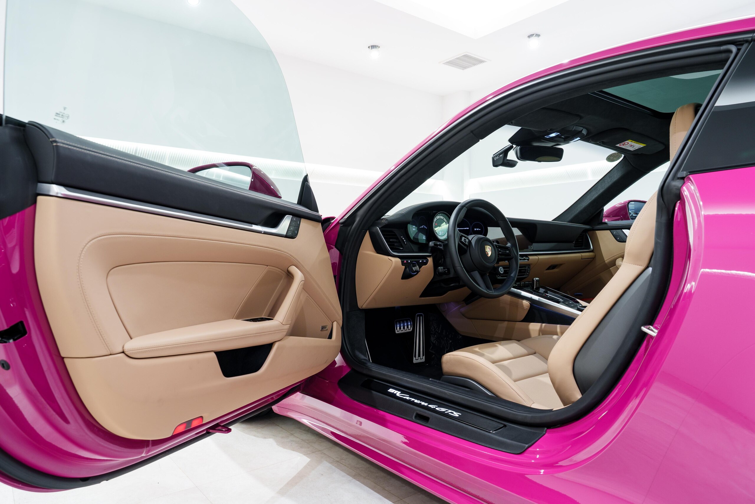 Porsche 911 Carrera 4 GTS (photo: 6)