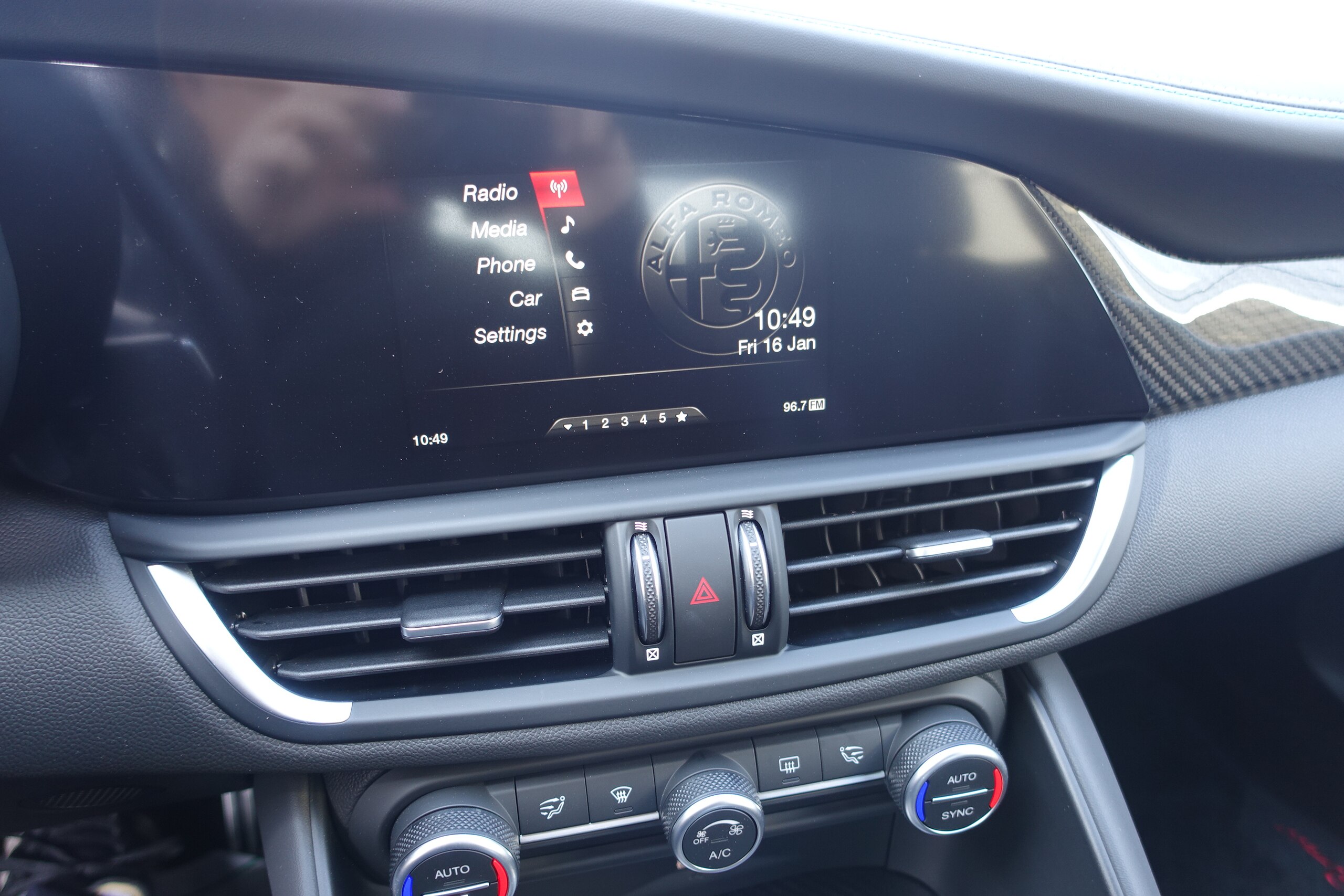 Alfa Romeo Giulia Quadrifoglio (photo: 11)