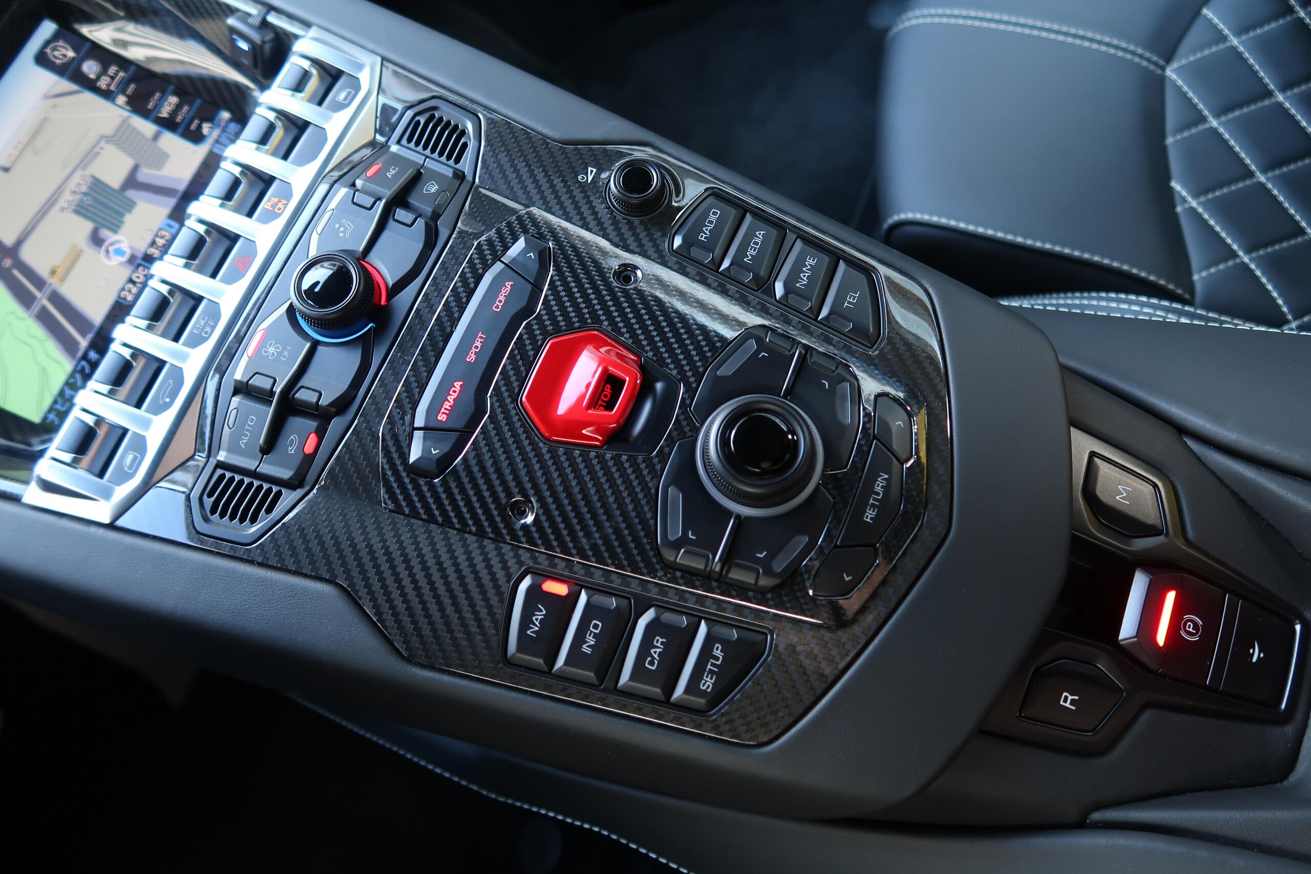Lamborghini Aventador LP700-4 (photo: 12)