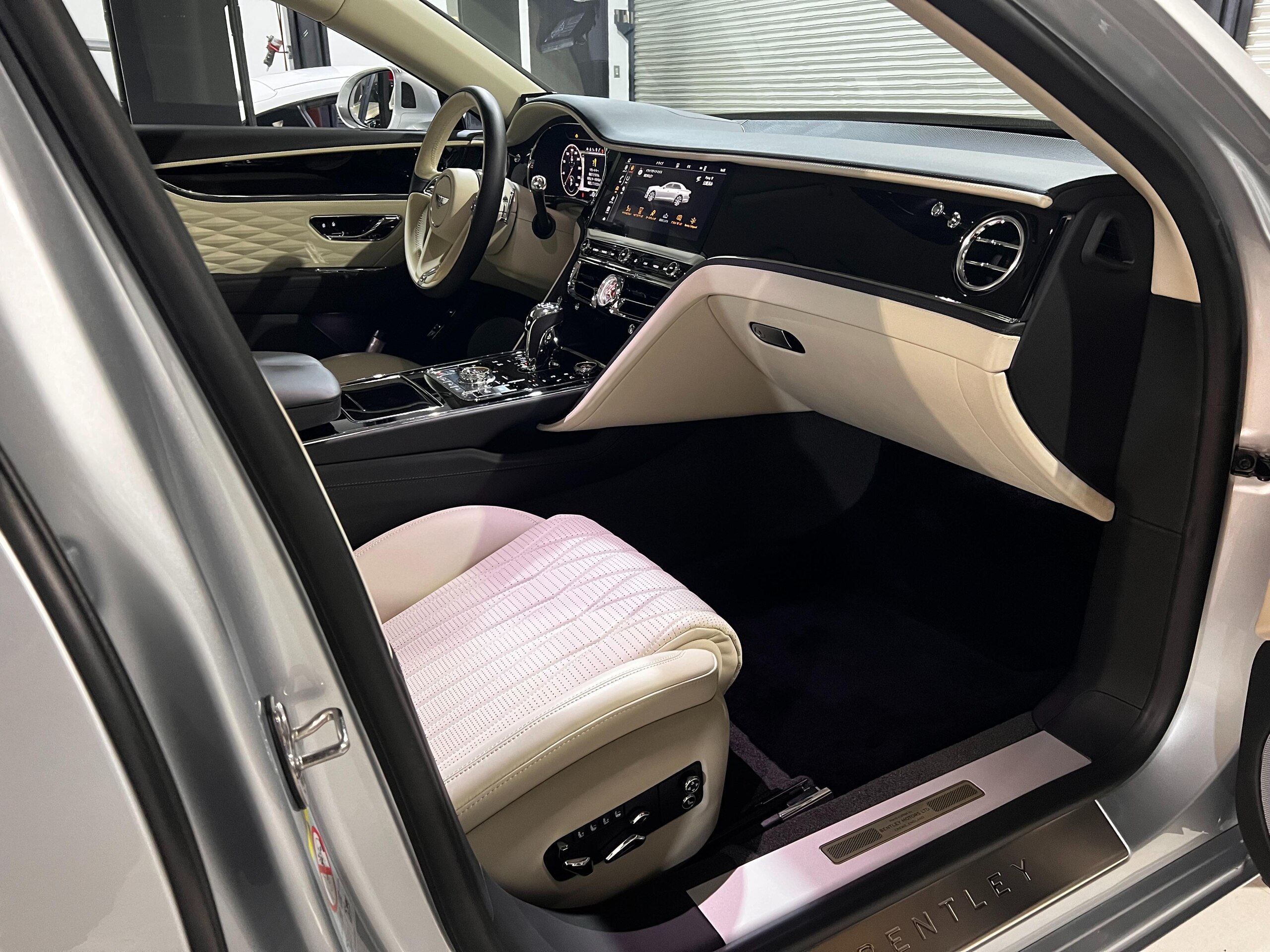 Bentley Flying Spur (photo: 13)